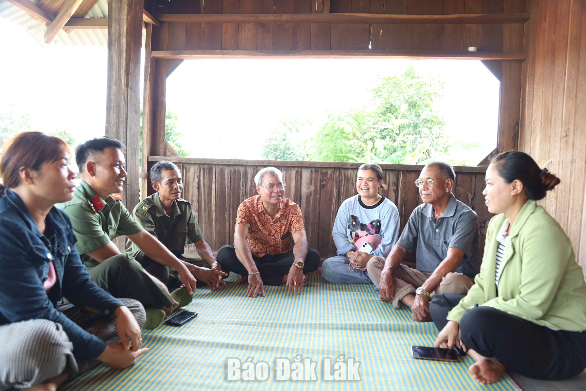 Kỷ cương từ hương ước, đồng thuận từ hòa giải 2 Già làng Y Khơl Aroh cùng các thành viên tổ hòa giải buôn Tul A đến nhà tuyên truyền, trò chuyện với người dân.