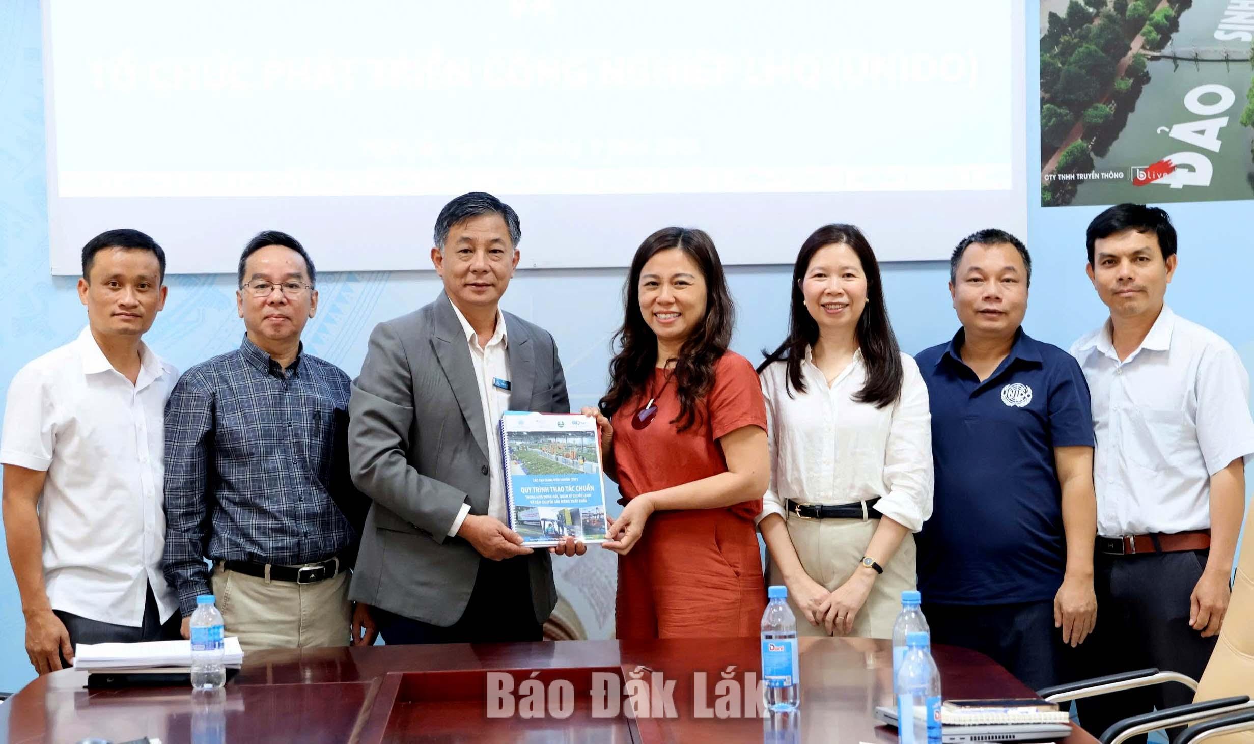 Bà Lê Thị Thanh Thảo – Đại diện Quốc gia của UNIDO tại Việt Nam tặng giáo trình và tài liệu liên quan đến chương trình đào tạo các ngành chế biến thực phẩm, bảo vệ thực vật cho Trường Đại học Tây Nguyên