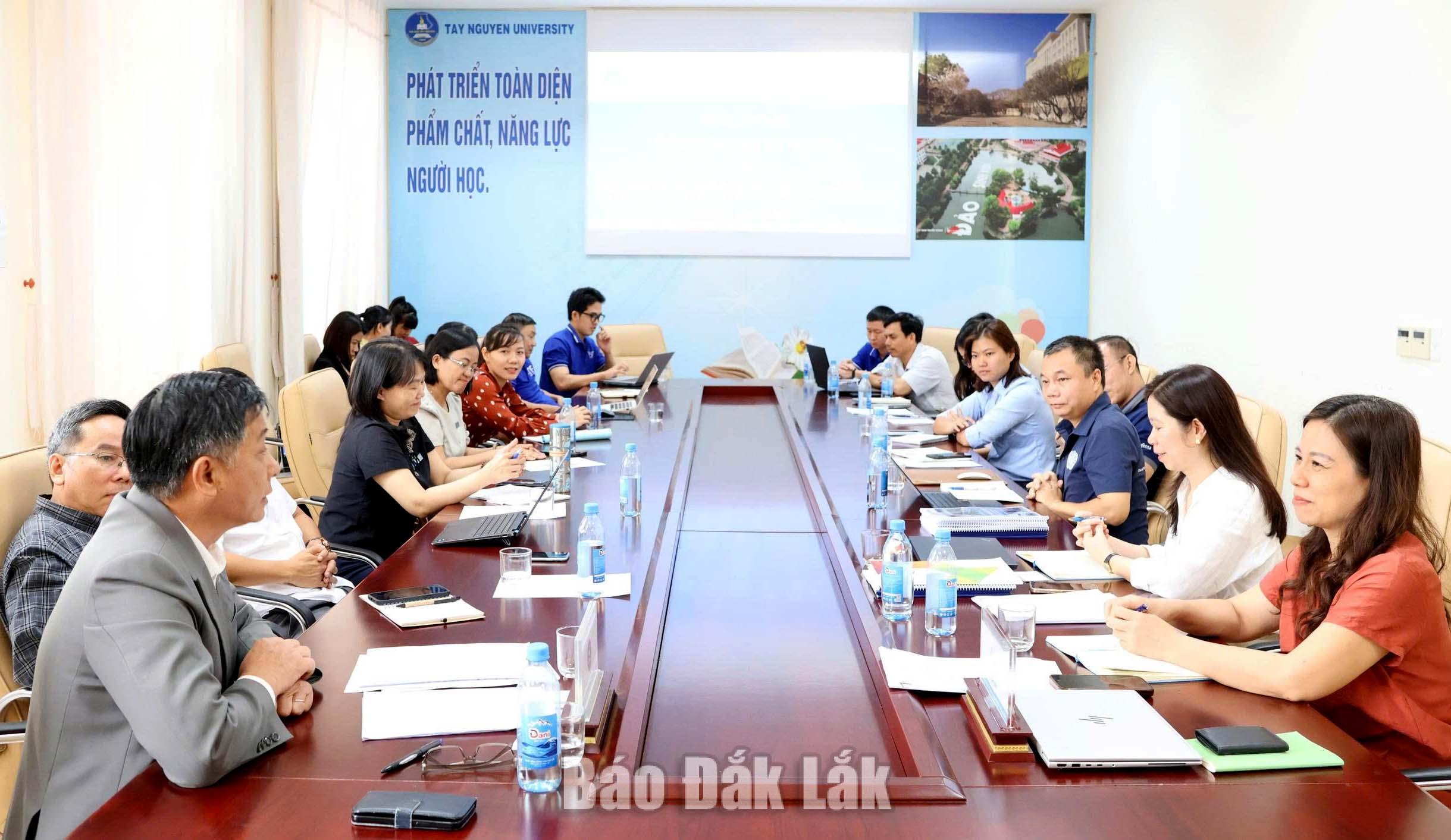 Buổi làm việc giữa đoàn công tác và lãnh đạo nhà trường. 