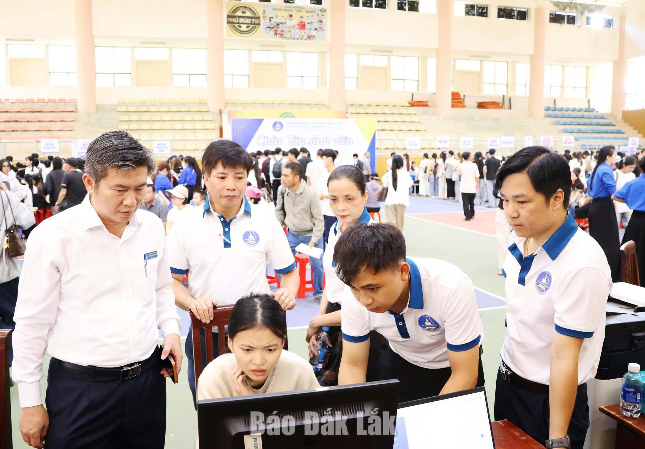 Hơn 2.800 tân sinh viên làm thủ tục nhập học 2 Cán bộ, viên chức Trường Đại học Tây Nguyên hỗ trợ tân sinh viên kê khai lý lịch online.