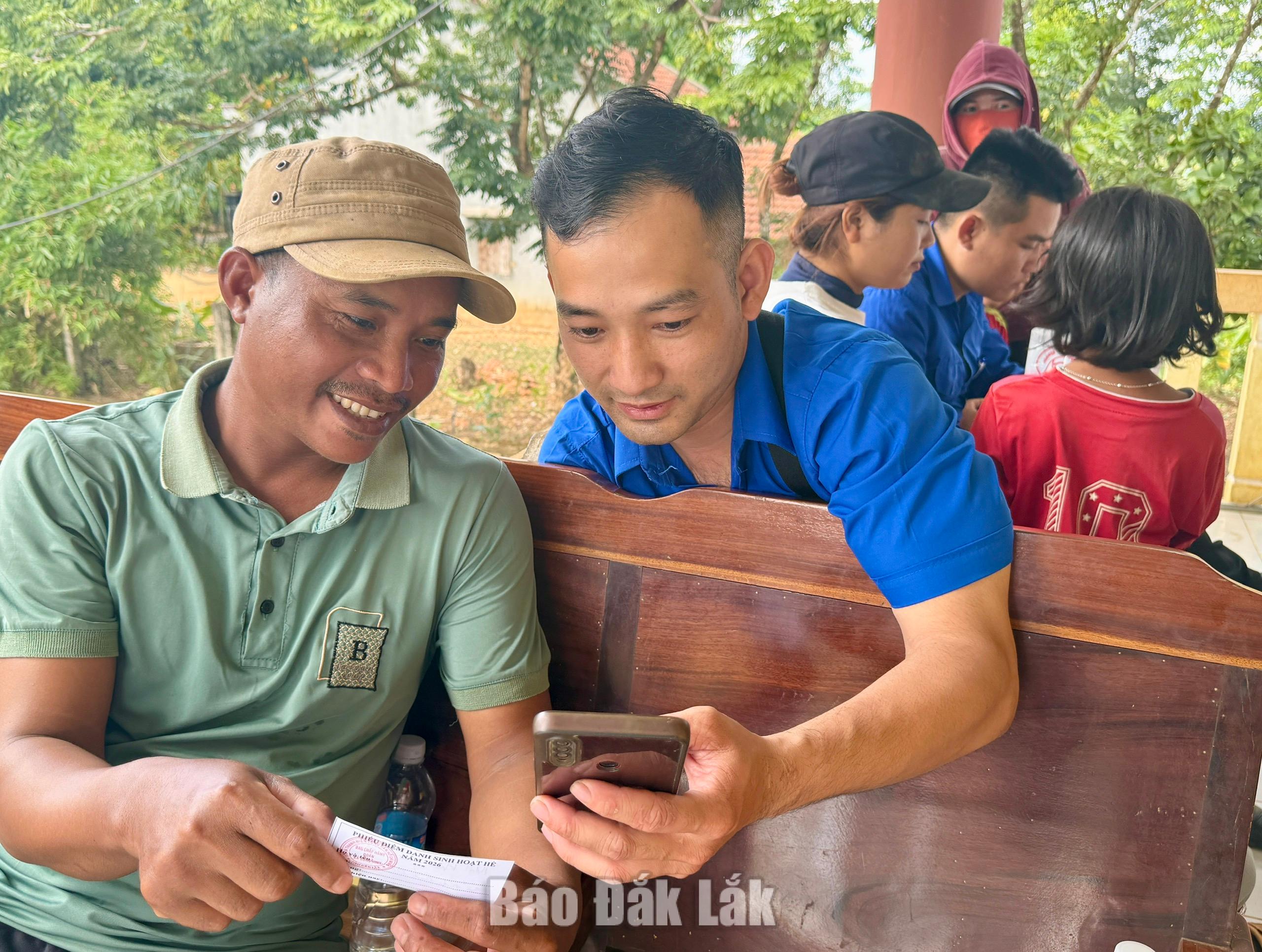 Phó Bí thư Thường trực Tỉnh ủy Cao Thị Hòa An thăm đội hình “Mùa hè số” xã Sông Hinh 3 Các thanh niên tình nguyện thực hiện việc hướng dẫn người dân thực hiện cài đặt các nền tảng số trên điện thoại thông minh.