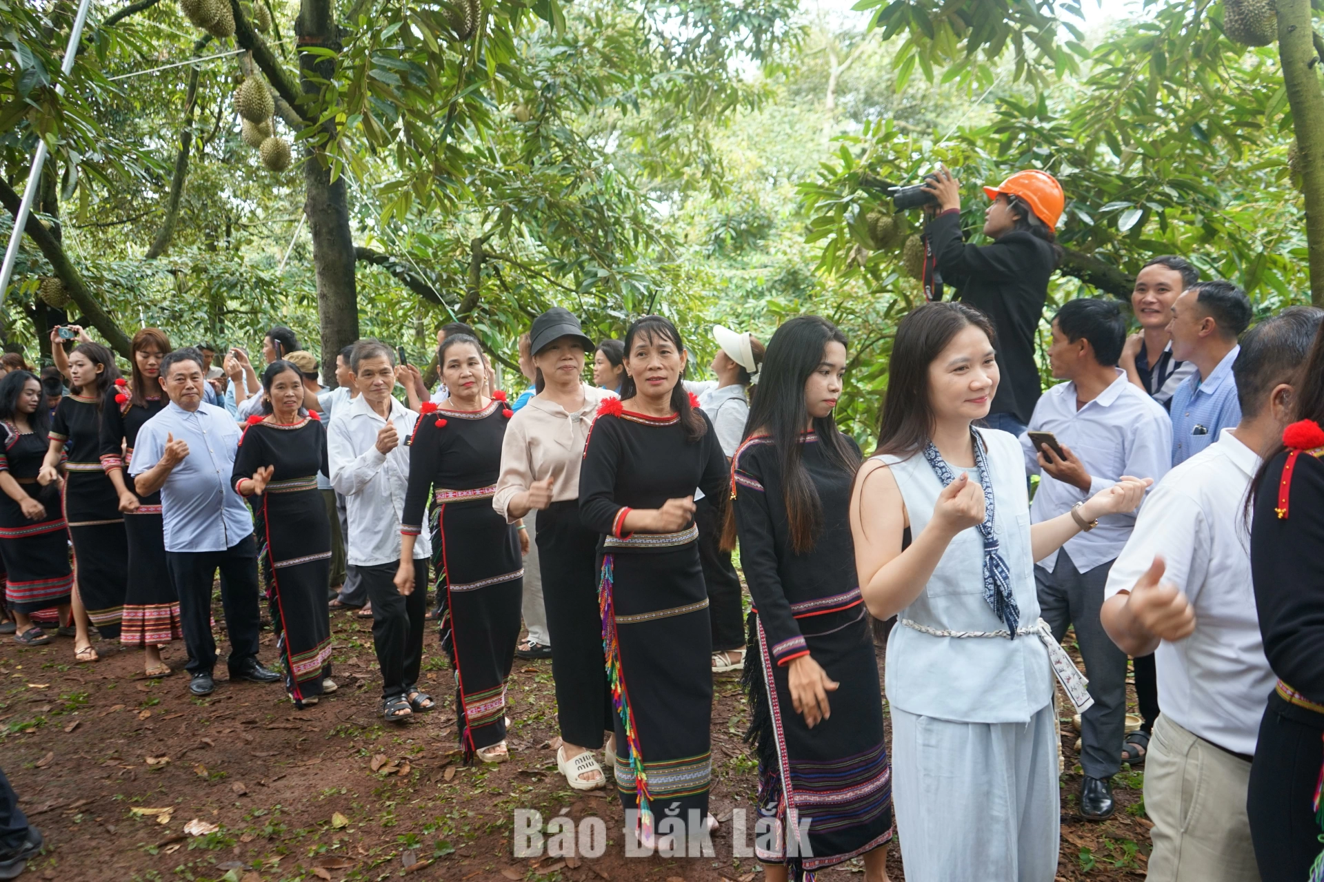 Du khách hào hứng giao lưu văn hóa, văn nghệ trong tour du lịch trải nghiệm vườn sầu riêng tại xã Ea Knuếc