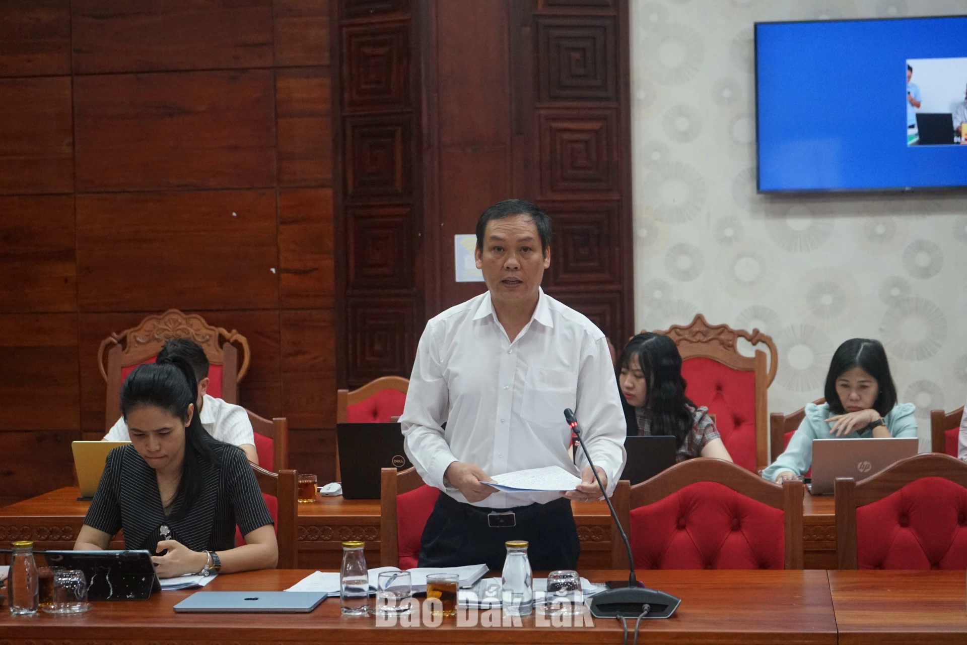 Đại diện Sở Khoa học và Công nghệ báo cáo tại cuộc họp