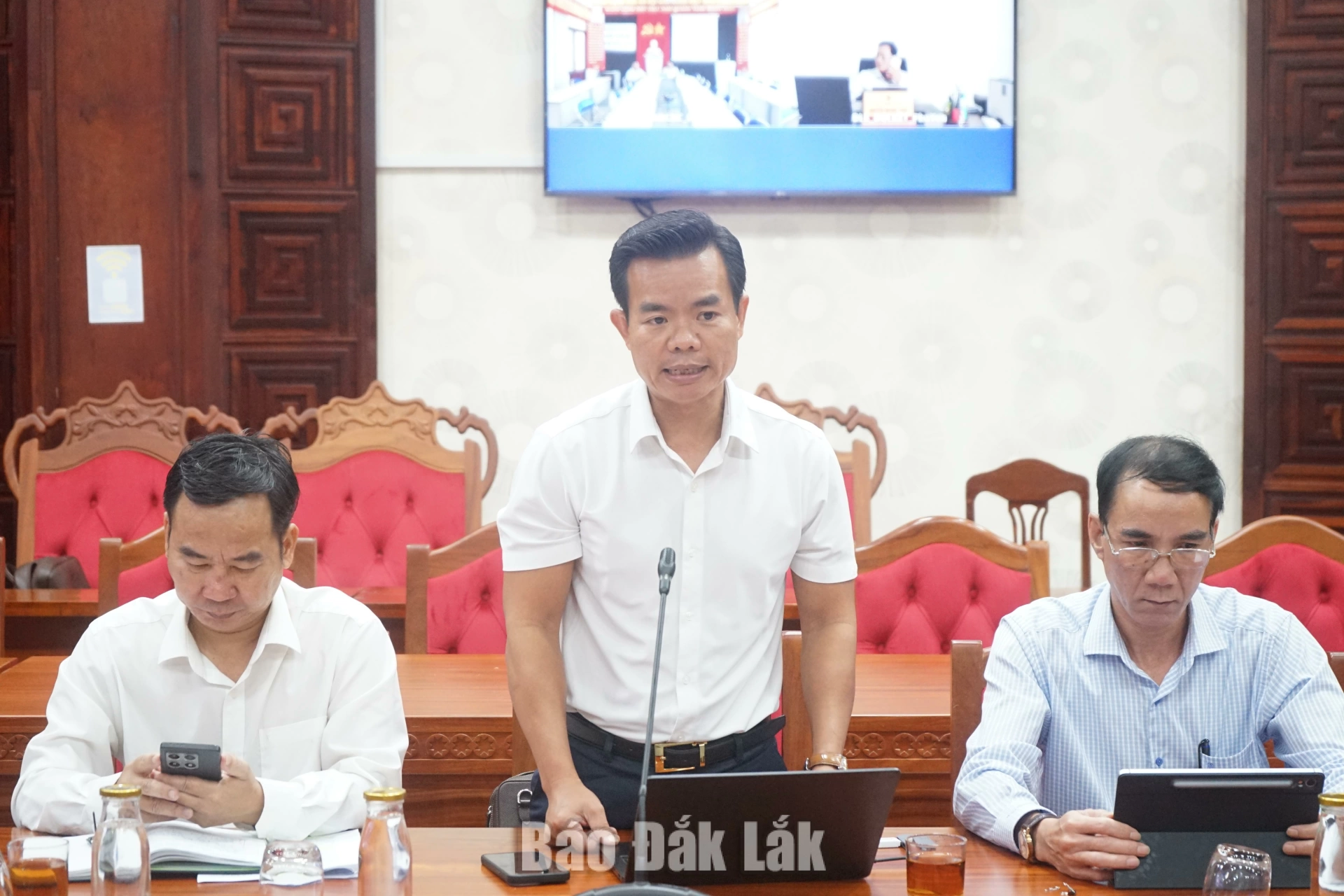 Đại biểu trao đổi tại cuộc họp