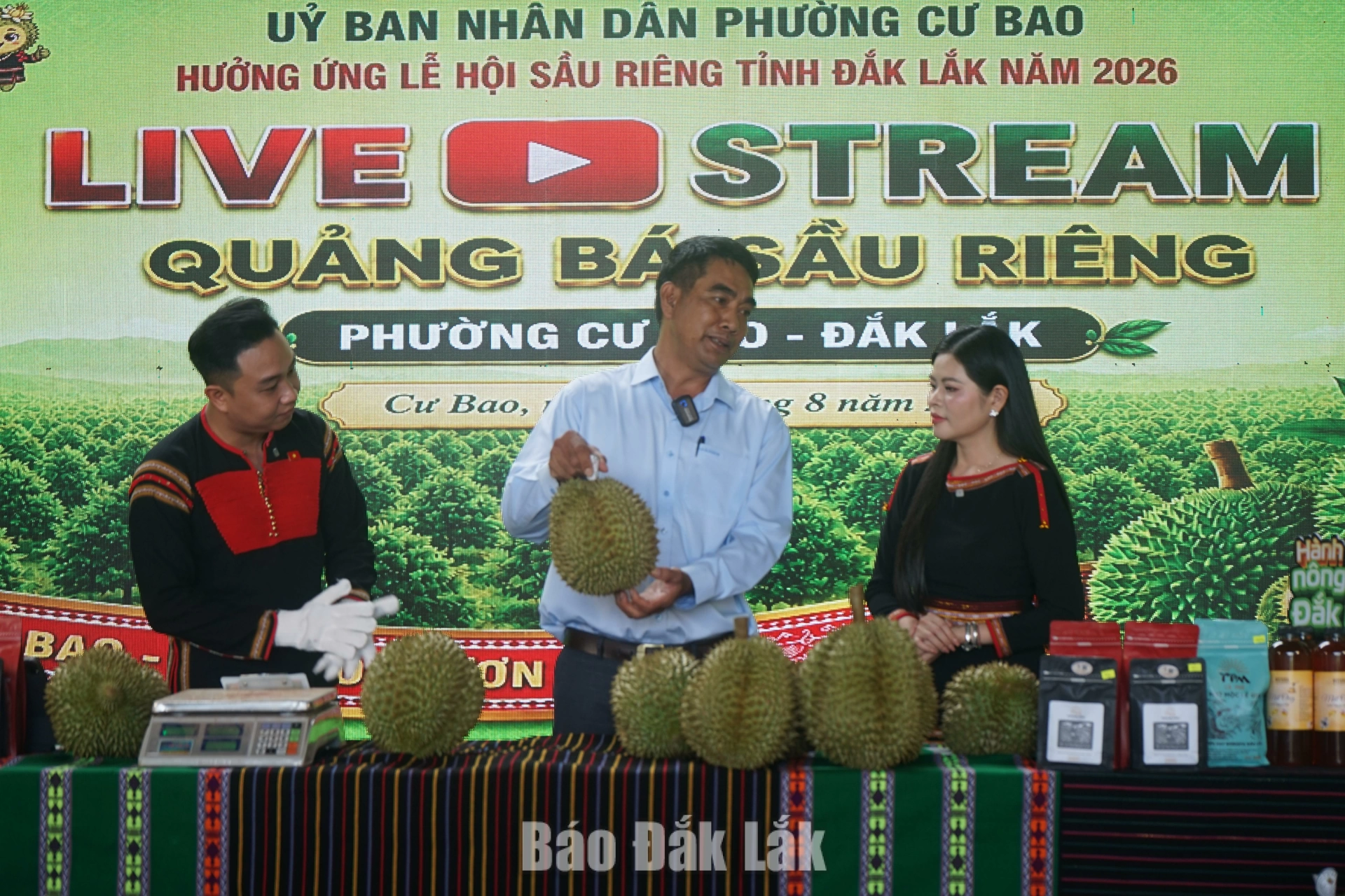 Anh Y Chương Niê Siêng, Giám đốc Nông trường Cư Bao (giữa) giới thiệu sản phẩm sầu riêng của đơn vị