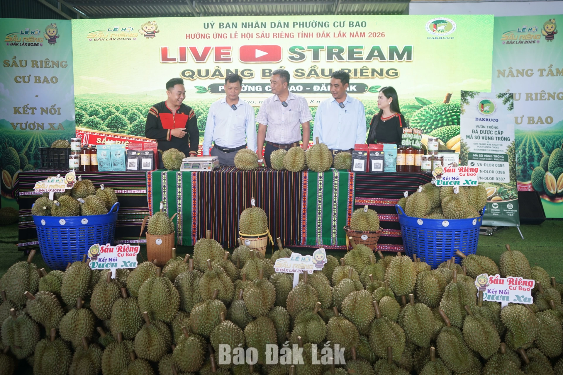 Lãnh đạo phường Cư Bao tham gia phiên livestream quảng bá sầu riêng