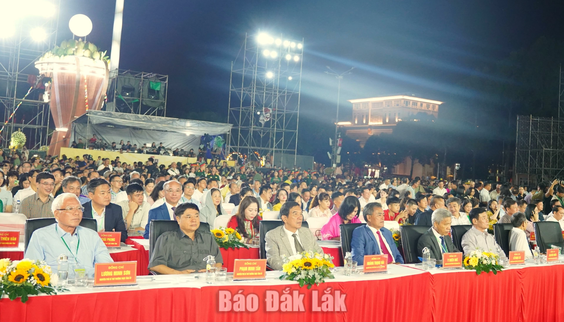 Khai mạc Lễ hội Sầu riêng Đắk Lắk 2026: Từ đại ngàn đến thế giới 4 Đông đảo đại biểu, nhân dân và du khách tham dự chương trình khai mạc