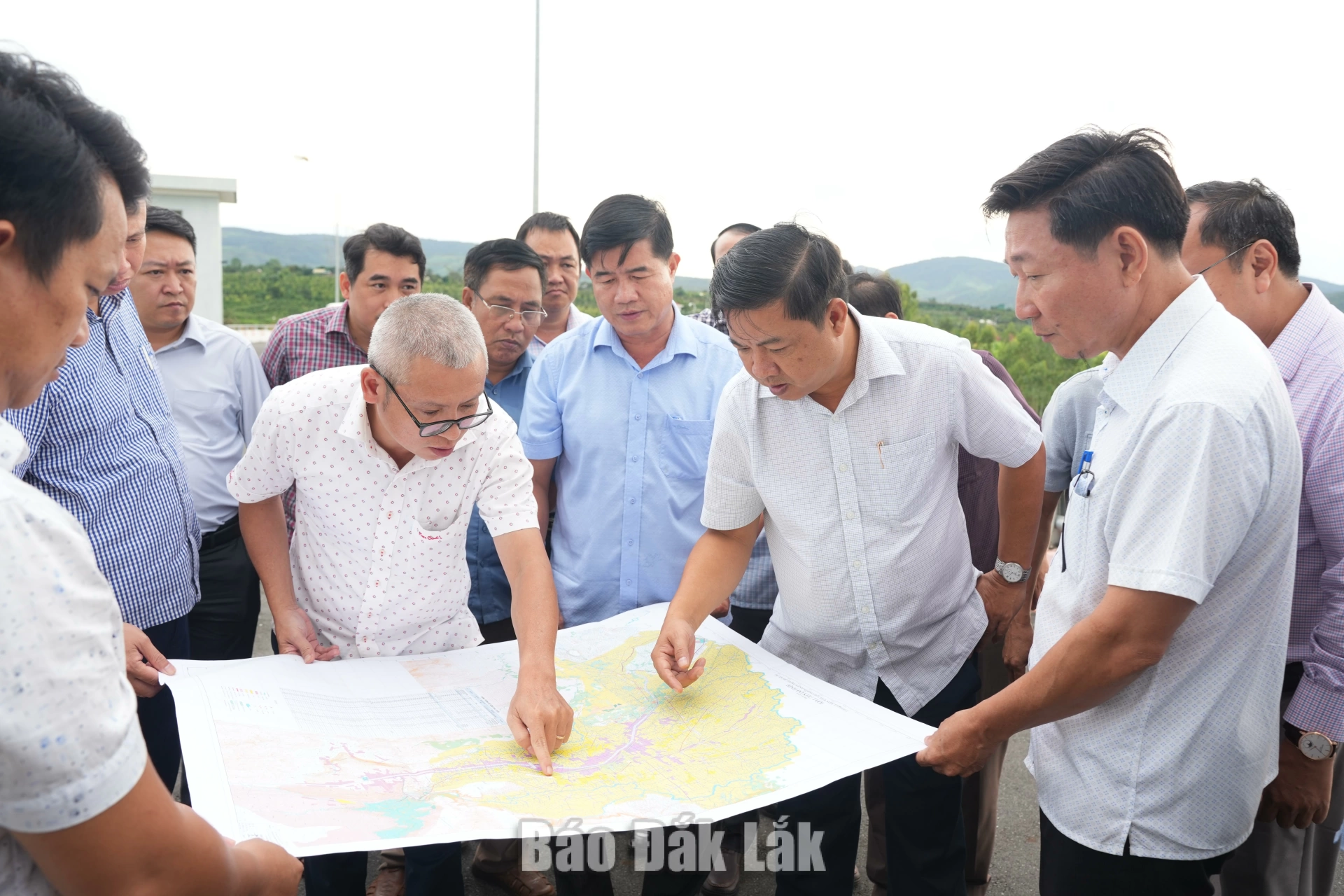 Bí thư Tỉnh ủy Lương Nguyễn Minh Triết kiểm tra các dự án thủy lợi, nông nghiệp trên địa bàn tỉnh 1 Bí thư Tỉnh ủy Lương Nguyễn Minh Triết và Phó Chủ tịch UBND tỉnh Nguyễn Thiên Văn xem bản vẽ dự án Hệ thống kênh mương Hồ Ea H’Leo 1.