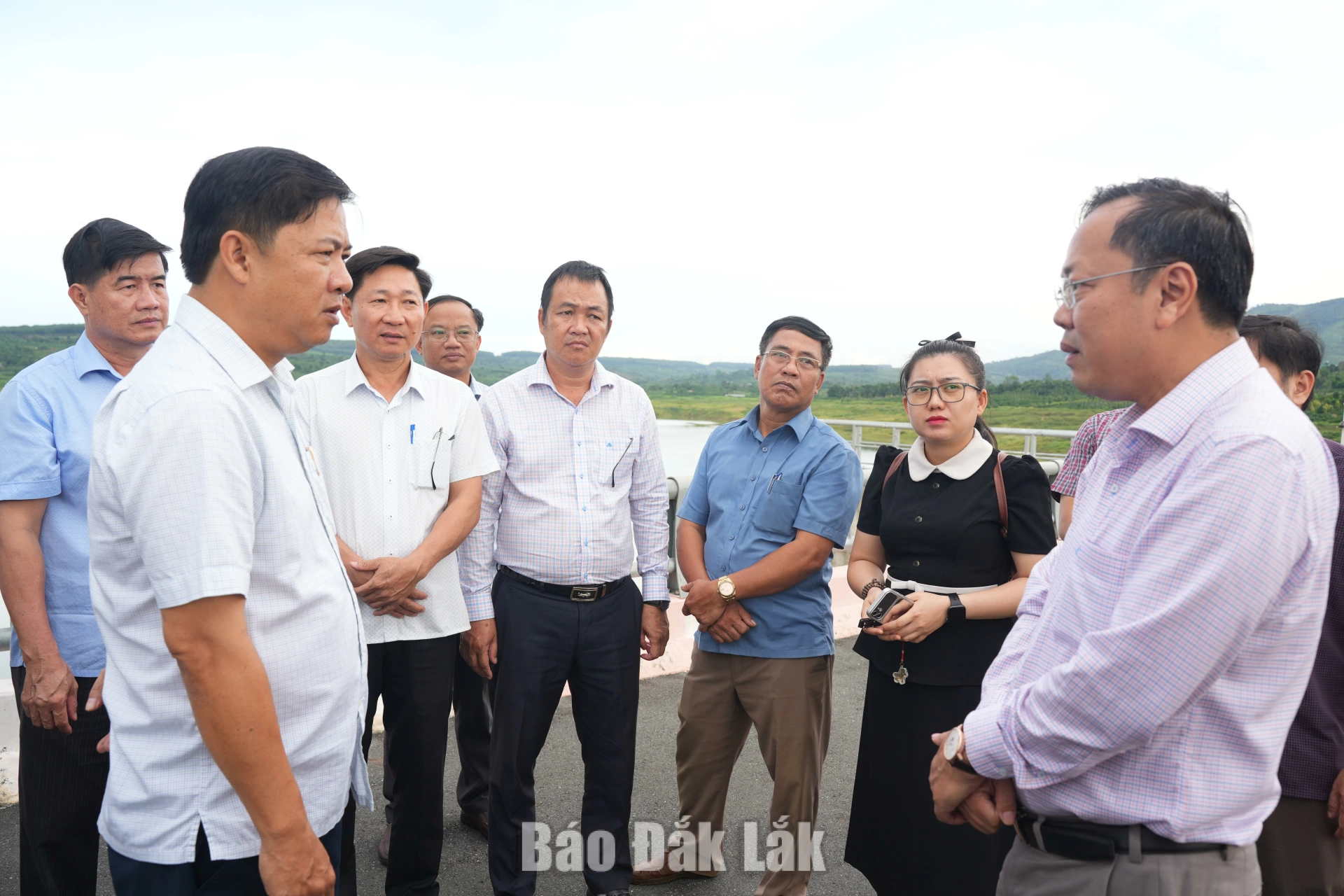 Bí thư Tỉnh ủy Lương Nguyễn Minh Triết kiểm tra các dự án thủy lợi, nông nghiệp trên địa bàn tỉnh 2 Bí thư Tỉnh ủy Lương Nguyễn Minh Triết nghe Phó Giám đốc Ban Quản lý dự án đầu tư xây dựng công trình giao thông và nông nghiệp phát triển nông thôn tỉnh Đắk Lắk Nguyễn Tài Minh báo cáo tiến độ thực hiện dự án Hệ thống kênh mương Hồ Ea H’Leo 1.