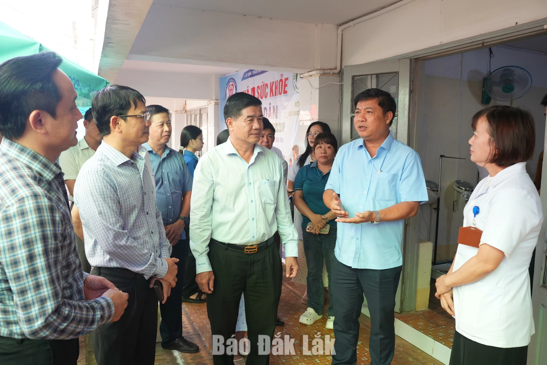 Bí thư Tỉnh ủy Lương Nguyễn Minh Triết khảo sát việc khám sức khỏe toàn dân 1 Bí thư Tỉnh ủy Lương Nguyễn Minh Triết, Phó Chủ tịch UBND tỉnh Nguyễn Thiên Văn khảo sát thực tế việc triển khai khám sức khỏe, khám sàng lọc cho Nhân dân tại Bệnh viện Đại học Tây Nguyên.