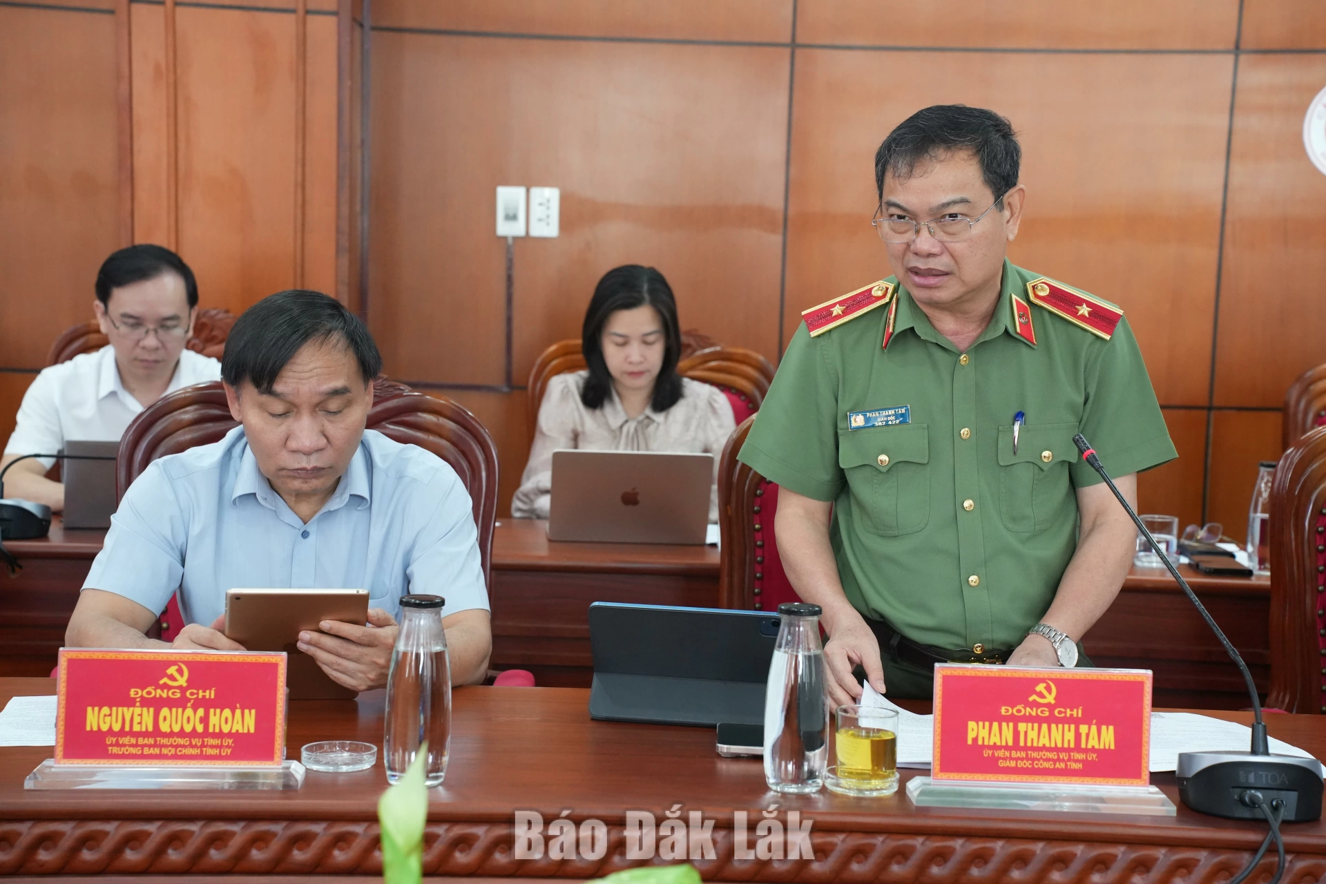Đồng chí Phan Thanh Tám, Ủy viên Ban Thường vụ Tỉnh ủy, Giám đốc Công an tỉnh phát biểu tại phiên họp.