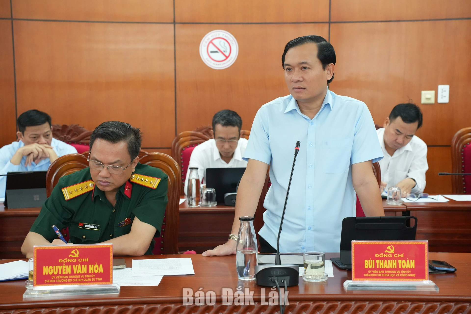 Đồng chí Bùi Thanh Toàn, Ủy viên Ban Thường vụ Tỉnh ủy, Giám đốc Sở KH&CN báo cáo tại phiên họp.