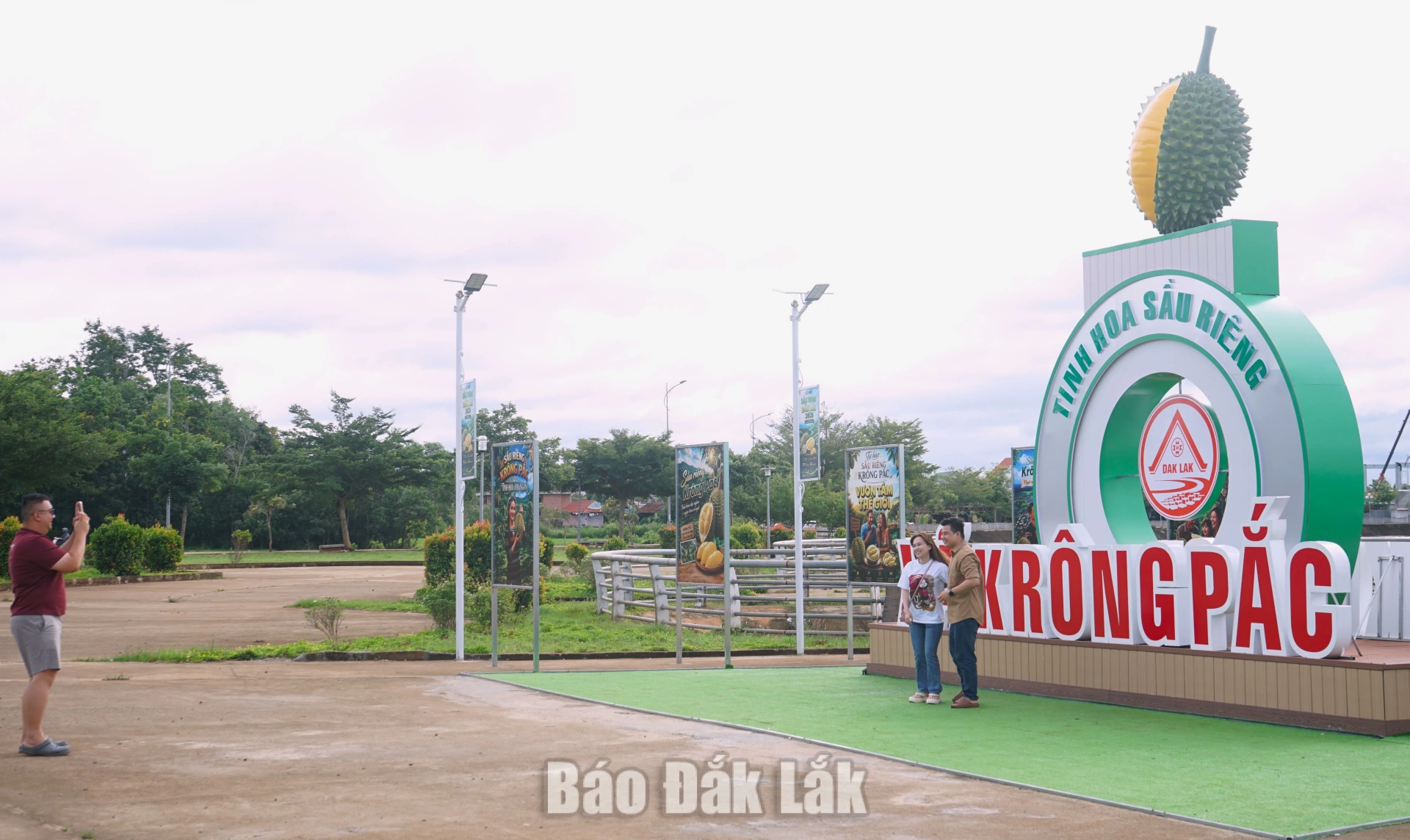 Du khách check-in trước không gian diễn ra lễ hội sầu riêng ở xã Krông Pắc