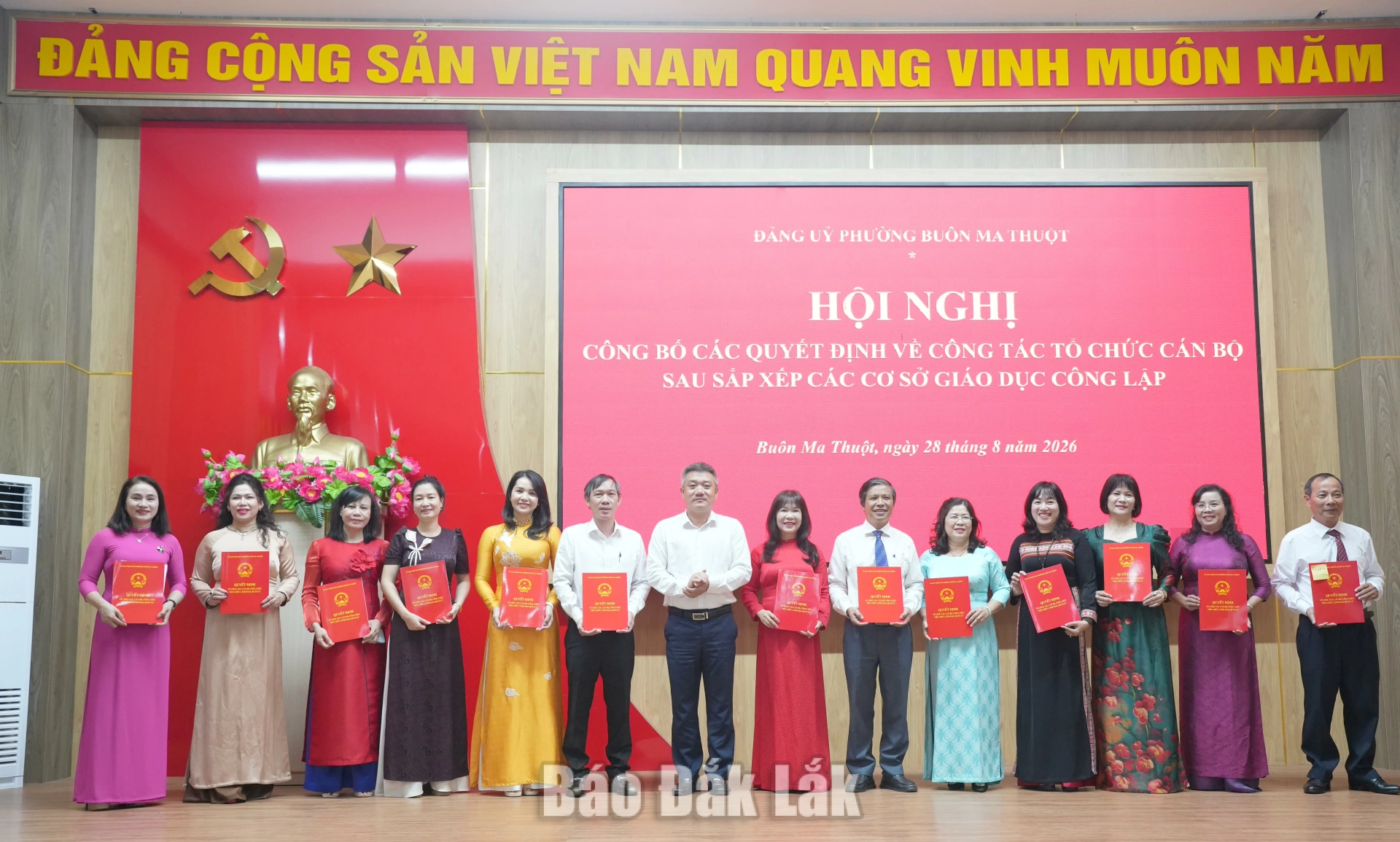 Đồng chí Nguyễn Thanh Vũ, Phó Bí thư Đảng ủy, Chủ tịch UBND phường Buôn Ma Thuột trao quyết định bổ nhiệm cho hiệu trưởng các trường.
