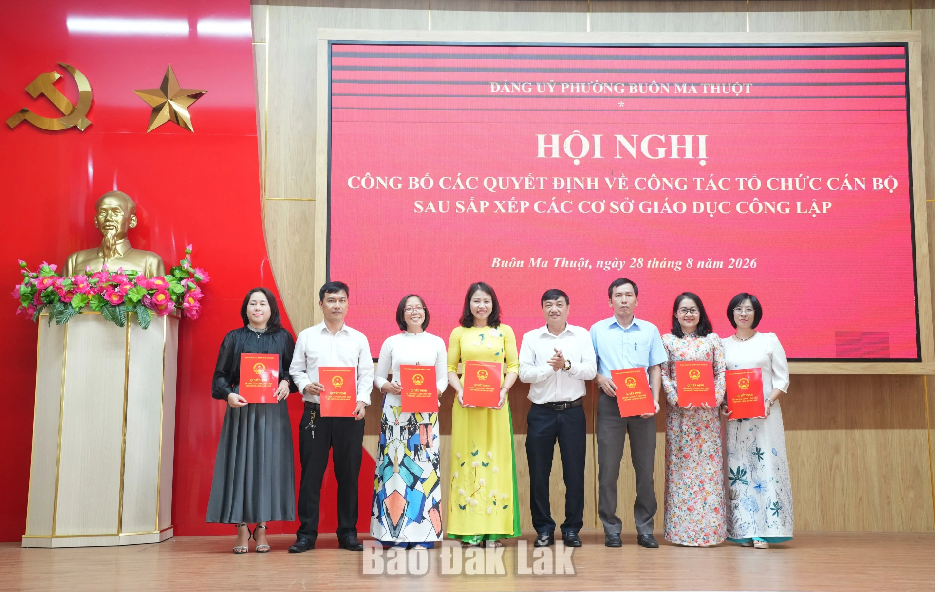 Phó chủ tịch HĐND phường Nguyễn Hải Hưng trao quyết định cho các trường.