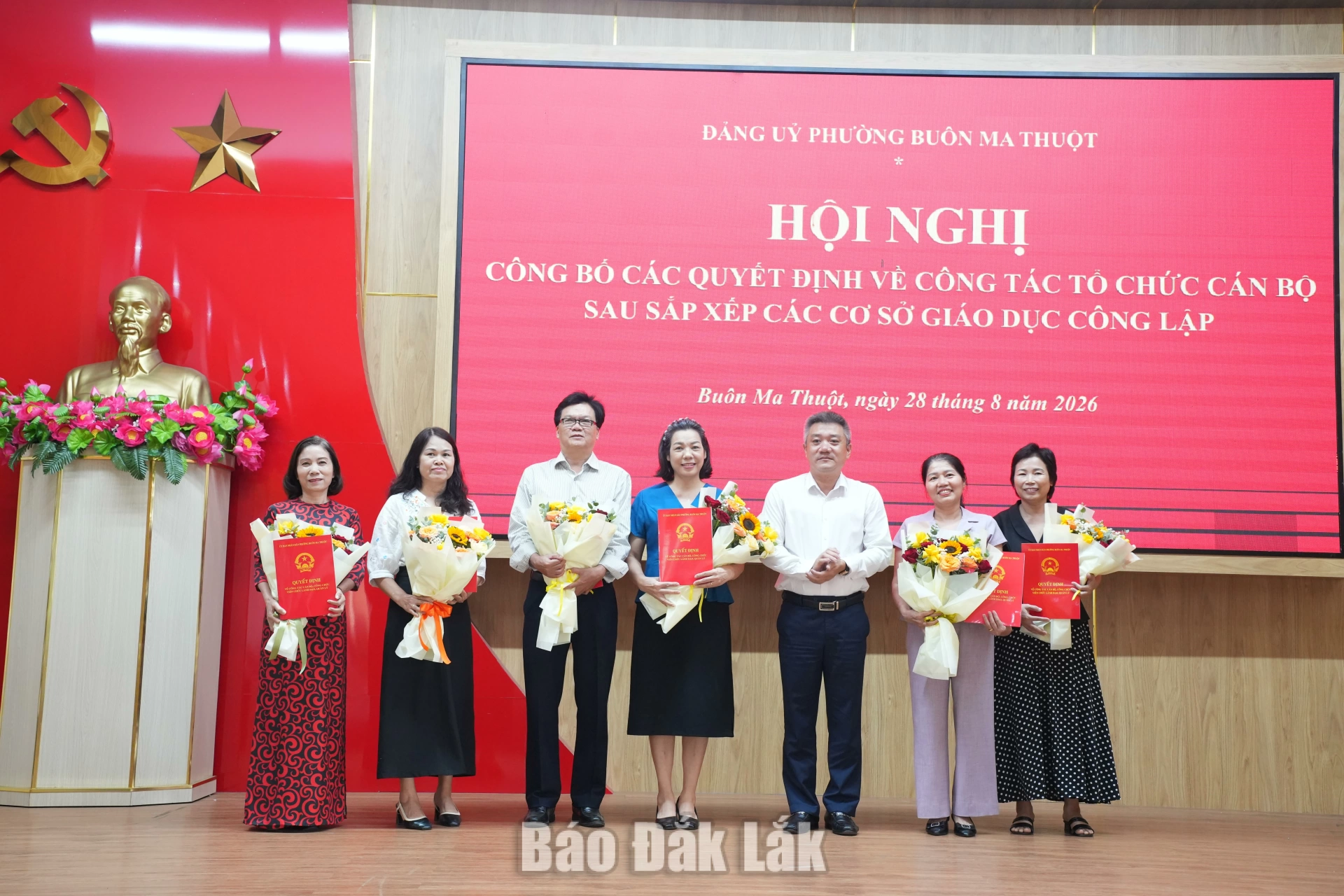 Chủ tịch UBND phường Buôn Ma Thuột Nguyễn Thanh Vũ tặng hoa tri ân cho các hiệu trưởng, phó hiệu trưởng không tiếp tục giữ chức vụ lãnh đạo, quản lý theo phương án sắp xếp các cơ sở giáo dục.