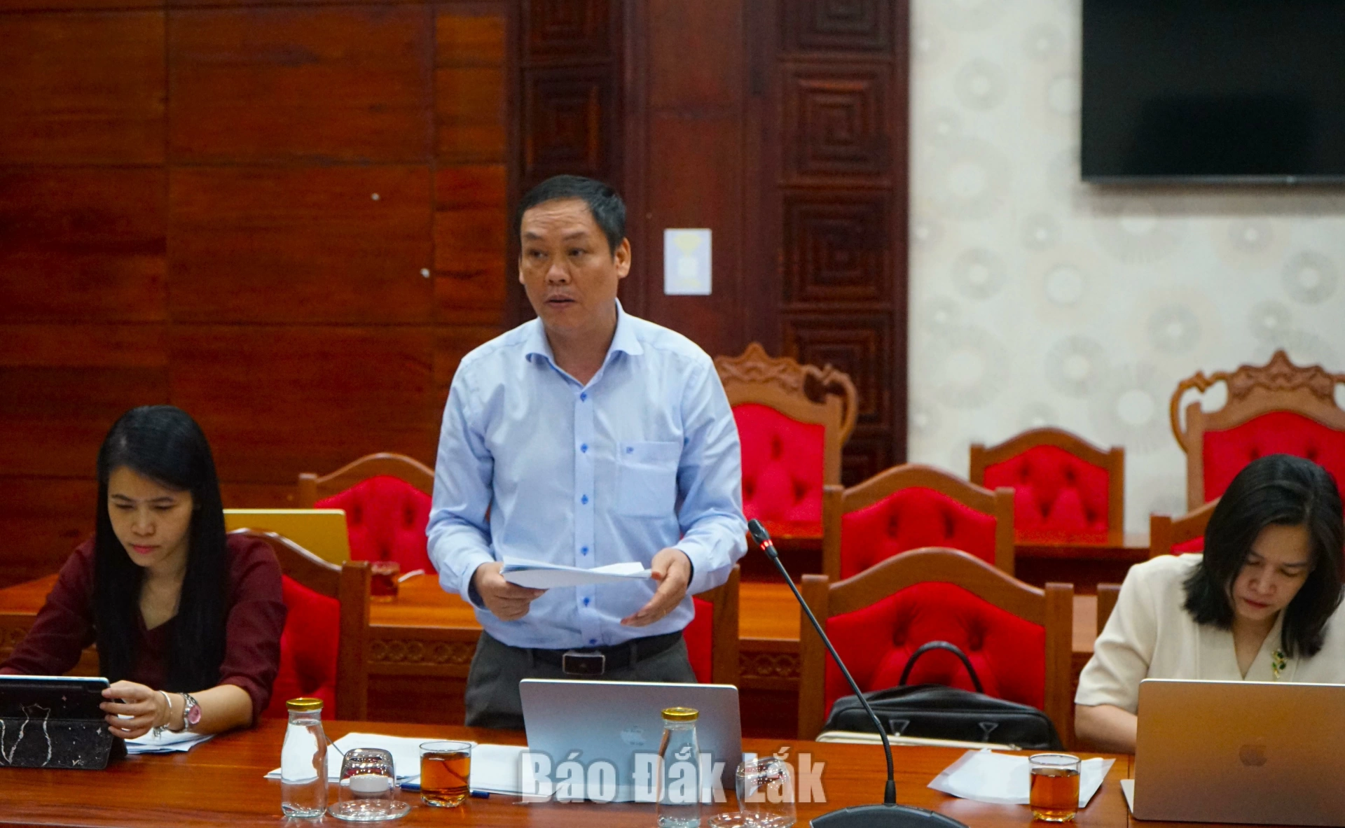 Lãnh đạo Sở Khoa học và Công nghệ báo cáo tại cuộc họp