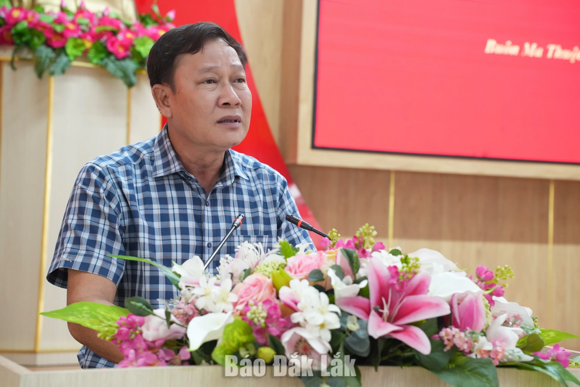 Đồng chí Trần Phú Hùng, Ủy viên Ban Thường vụ Tỉnh ủy, Bí thư Đảng ủy, Chủ tịch HĐND phường Buôn Ma Thuột phát biểu chỉ đạo hội nghị.