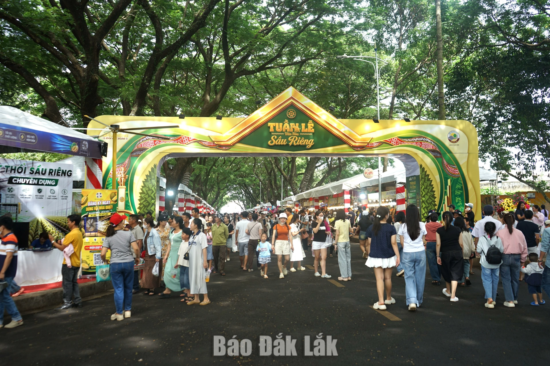 Đông đảo nhân dân và du khách tham gia các hoạt động tại 