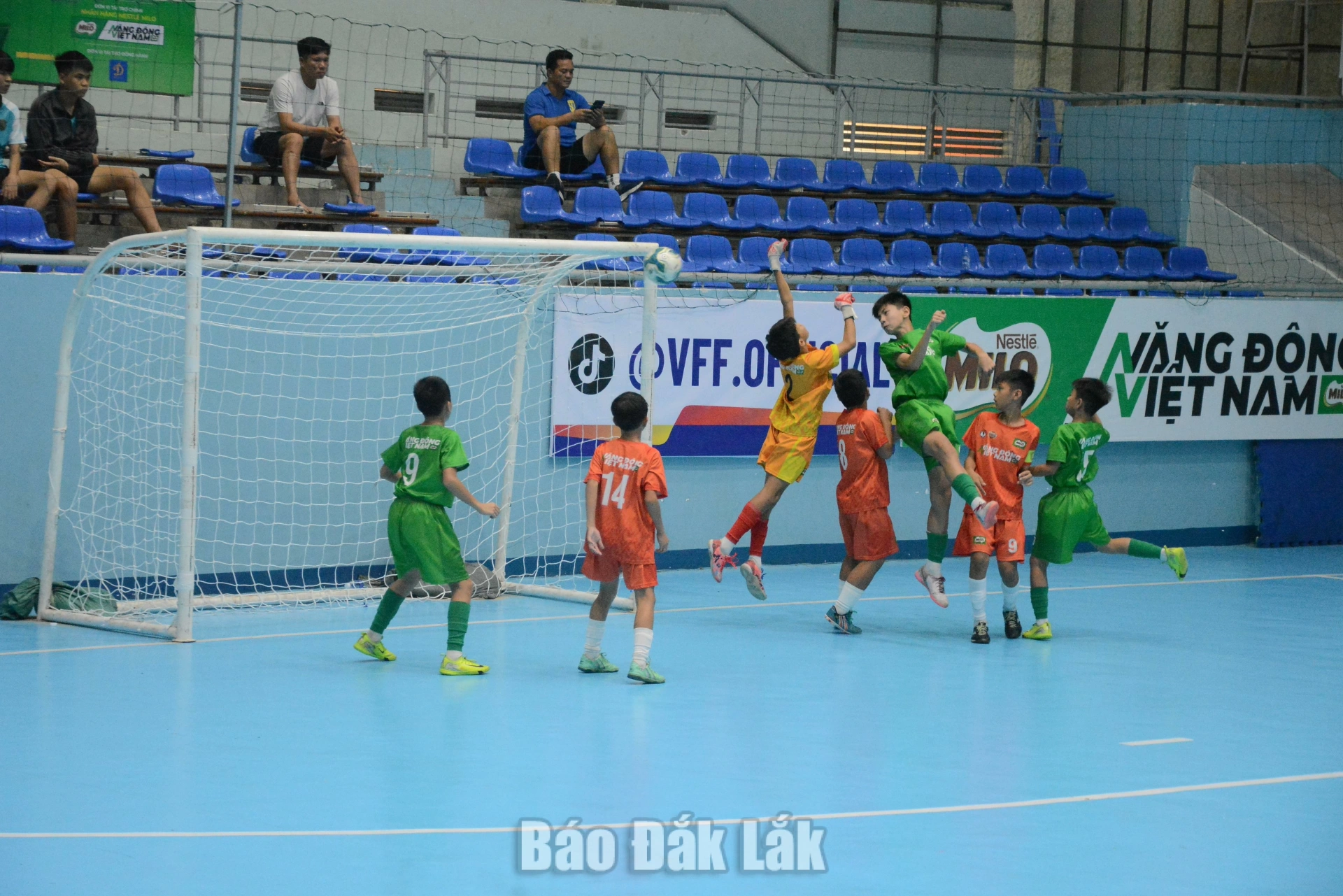 Giải bóng đá Nhi đồng toàn quốc 2026: Chia tay đương kim vô địch, hai đại diện Thủ đô vào bán kết 2 Một pha bóng trong trận tứ kết giữa Hải Phòng và