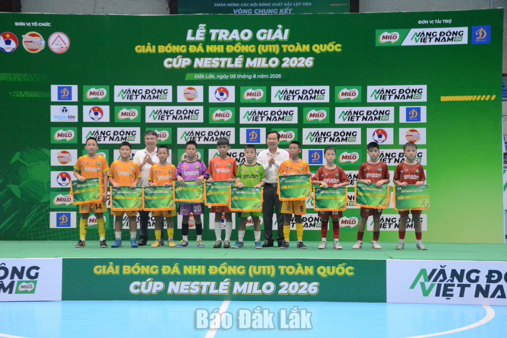 Giải bóng đá Nhi đồng toàn quốc 2026: Câu lạc bộ Hà Nội lên ngôi vô địch 4 Ban tổ chức trao thưởng cho 10 cầu thủ xuấ sắc nhất giải.