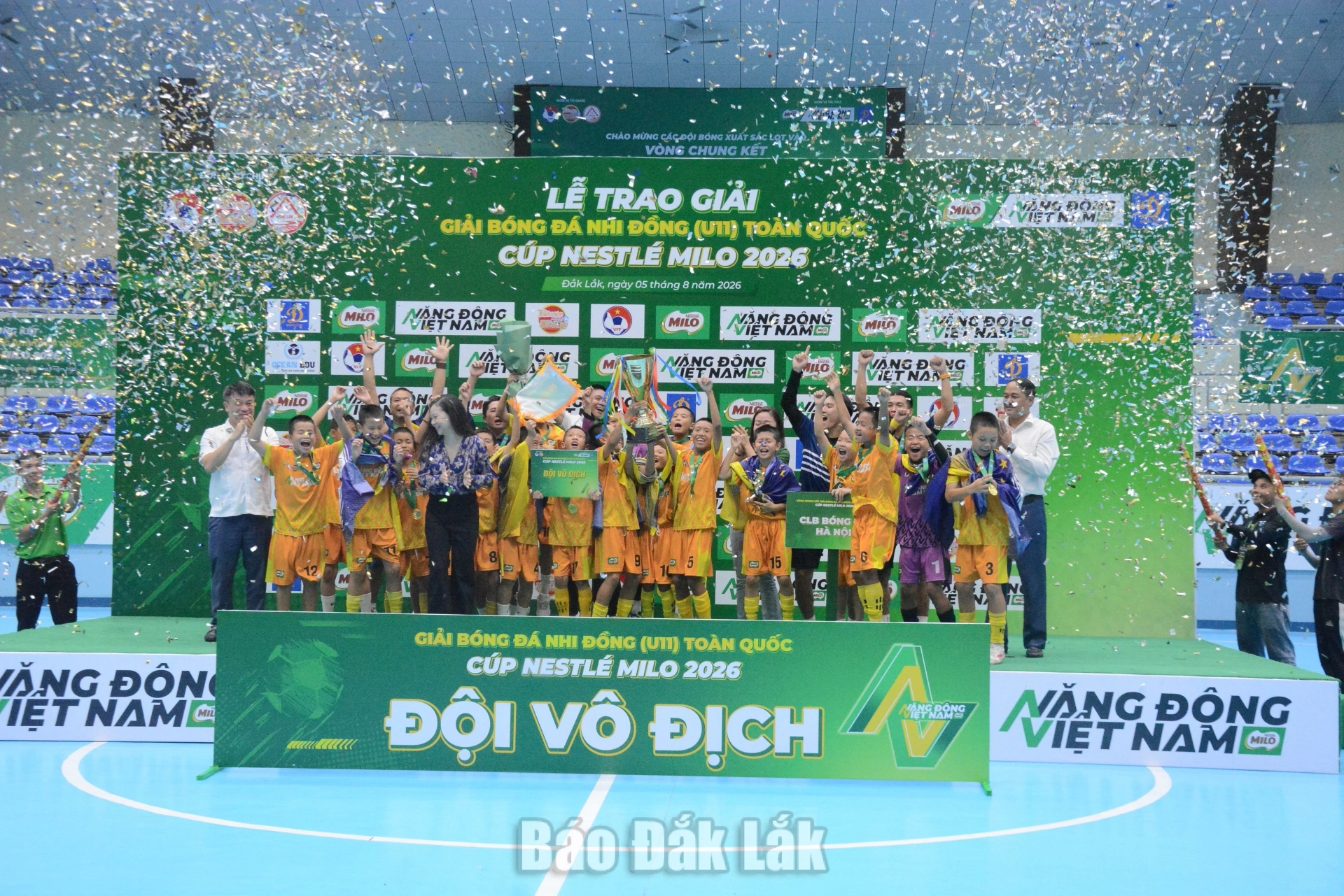 Giải bóng đá Nhi đồng toàn quốc 2026: Câu lạc bộ Hà Nội lên ngôi vô địch 3 Ban tổ chức trao Cúp cho đội vô địch Câu lạc bộ Hà Nội.