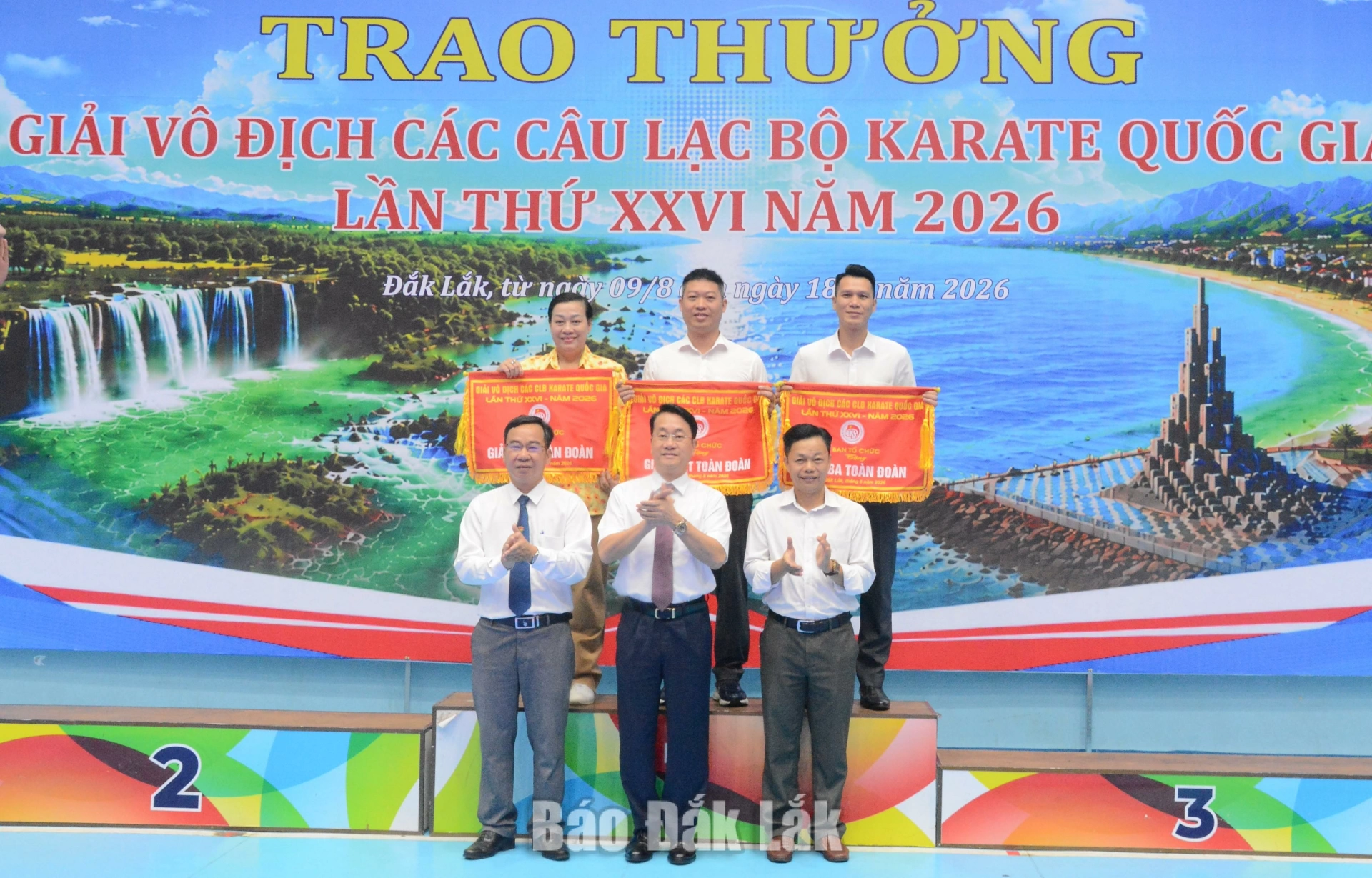 Giải vô địch các câu lạc bộ karate quốc gia: Chủ nhà Đắk Lắk xếp thứ 7 toàn đoàn 2 Ban tổ chức trao giải toàn đoàn cho các địa phương, đơn vị.
