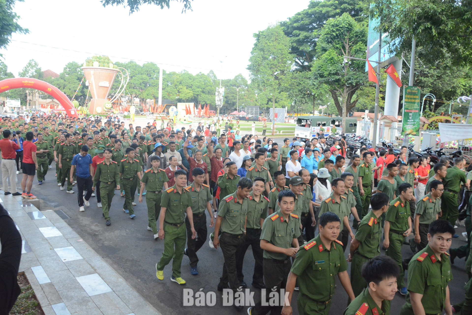 Khối lực lượng vũ trang tham dự chương trình.