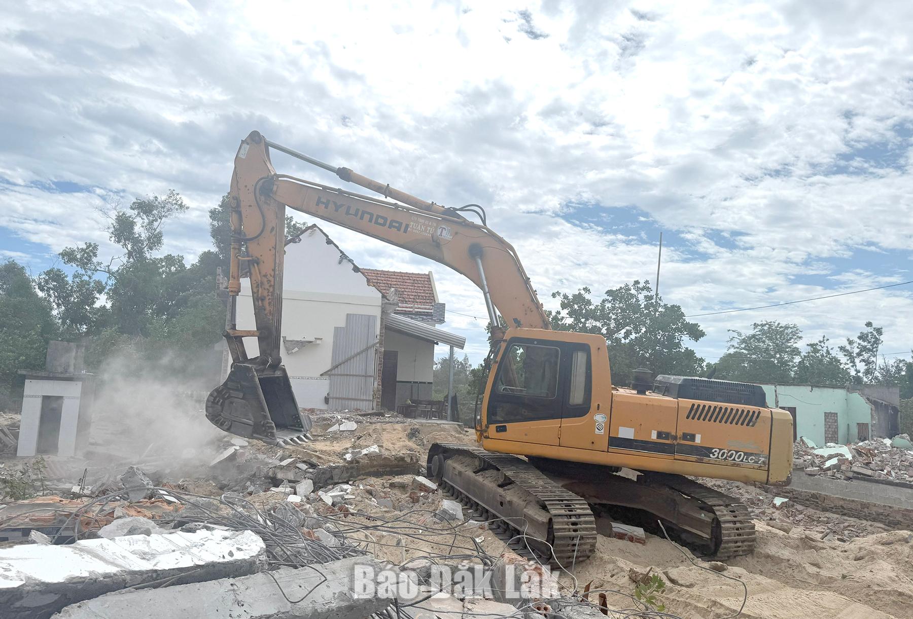 Nhà thầu hỗ trợ thiết bị để tháo dỡ công trình, bàn giao mặt bằng.