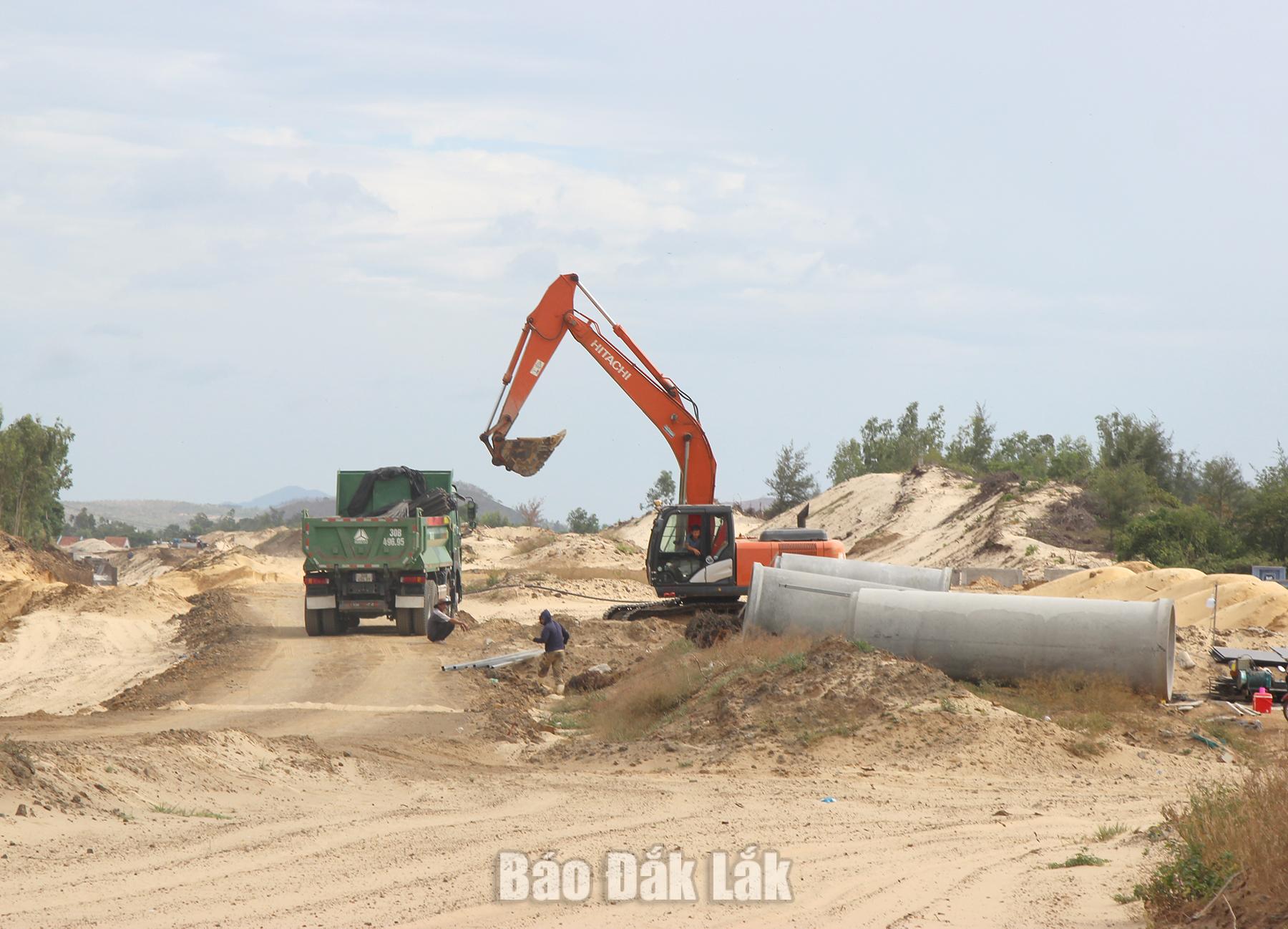 Nhà thầu thi công trên đoạn tuyến đã có mặt bằng của dự án Tuyến đường bộ ven biển đoạn phía Bắc cầu An Hải.
