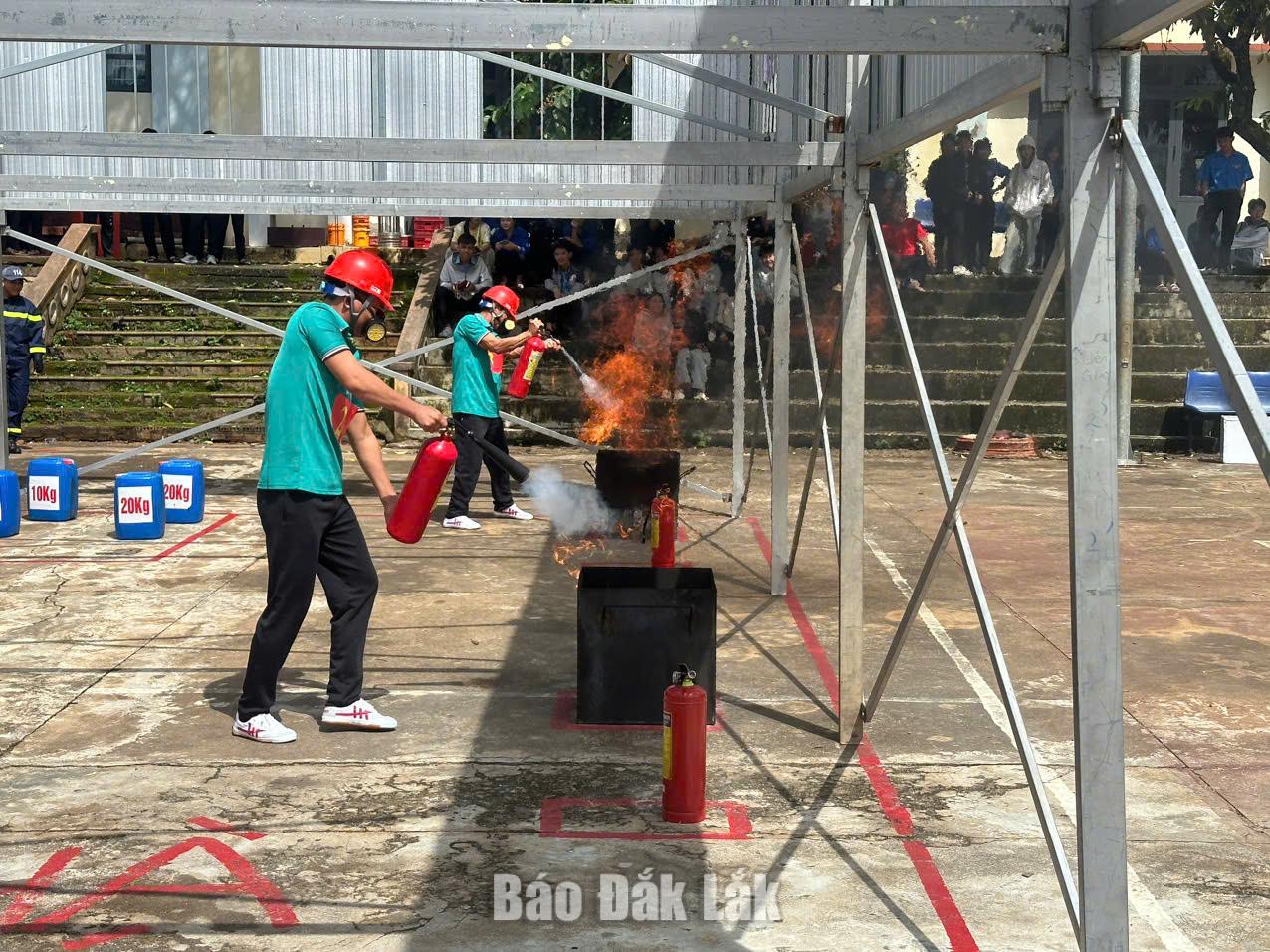 các đội tham gia phần thi thực hành chữa cháy.