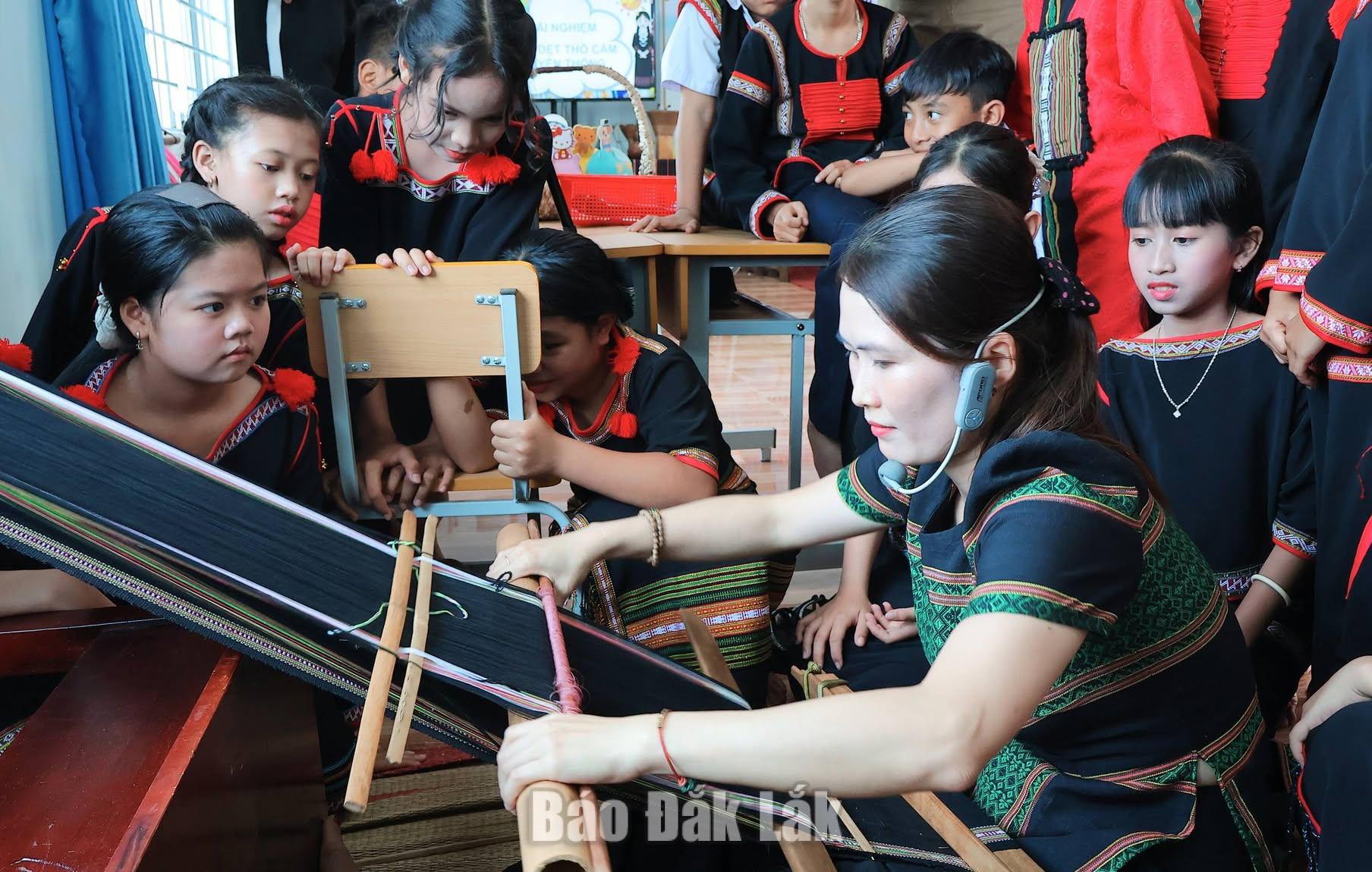 Hoạt động giáo dục văn hóa truyền thống tại Trường Tiểu học Thái Phiên (phường Ea Kao).