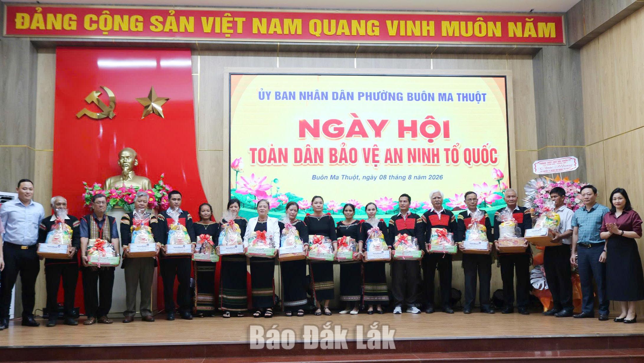 Các cá nhân điển hình tiêu biểu được trang tặng quà.