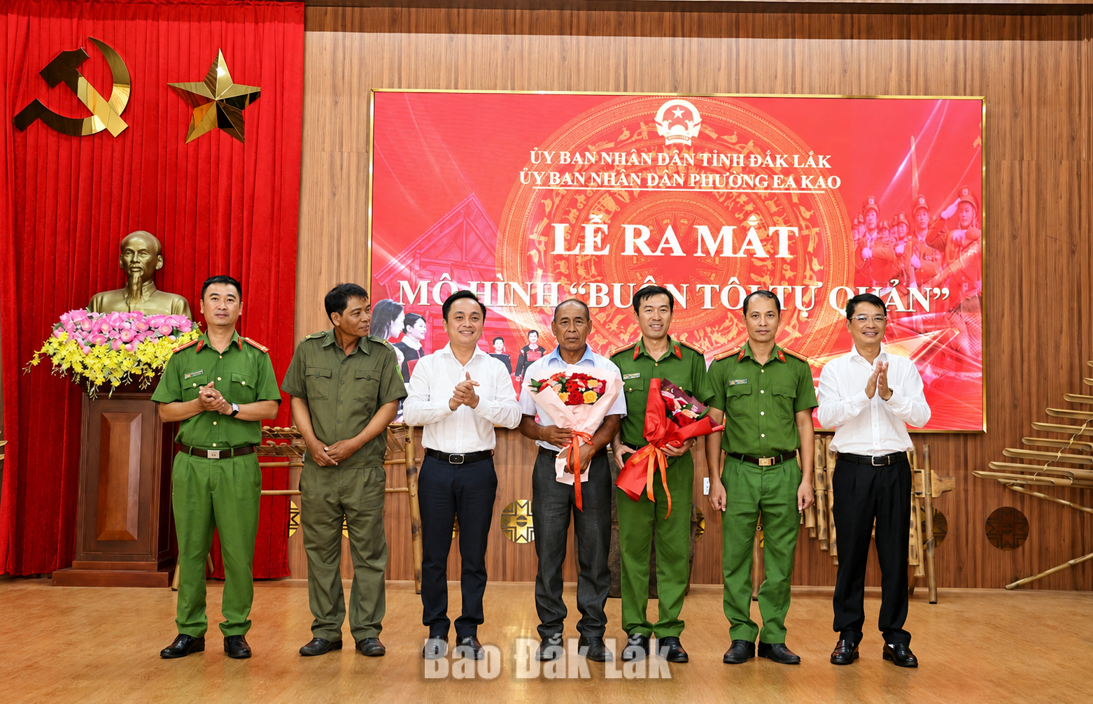 Lãnh đạo phường Ea Kao tặng hoa chúc mừng Ban chỉ đạo và thành viên mô hình “Buôn tôi tự quản” tại buôn Tơng Jŭ