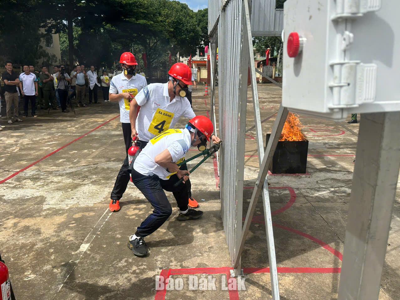 Đội thi xã Ea Drăng thực hành phần thi cứu người gặp nạn.