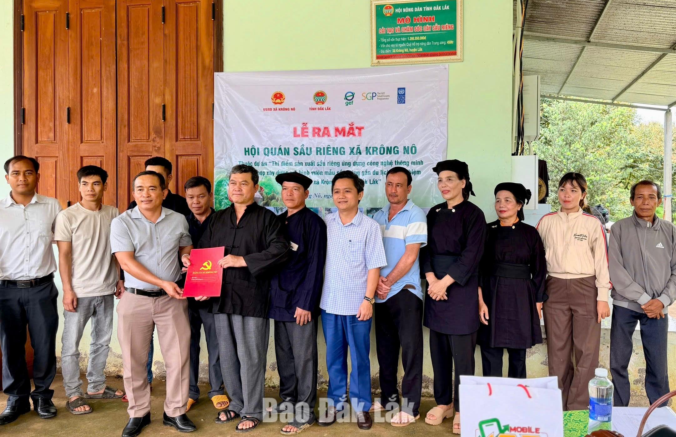 Các thành viên Hội quán Sầu riêng xã Krông Nô nhận quyết định thành lập.