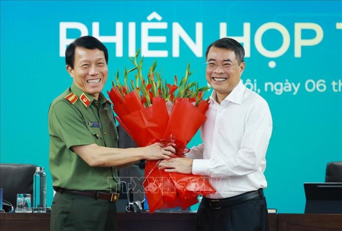 Chủ động bảo vệ chủ quyền số quốc gia 2 Đại tướng Lương Tam Quang, Bộ trưởng Bộ Công an, Phó Trưởng ban Thường trực Ban chỉ đạo An ninh mạng quốc gia tặng hoa chúc mừng Thủ tướng Lê Minh Hưng, Trưởng ban Chỉ đạo An ninh mạng quốc gia. Ảnh: TTXVN.