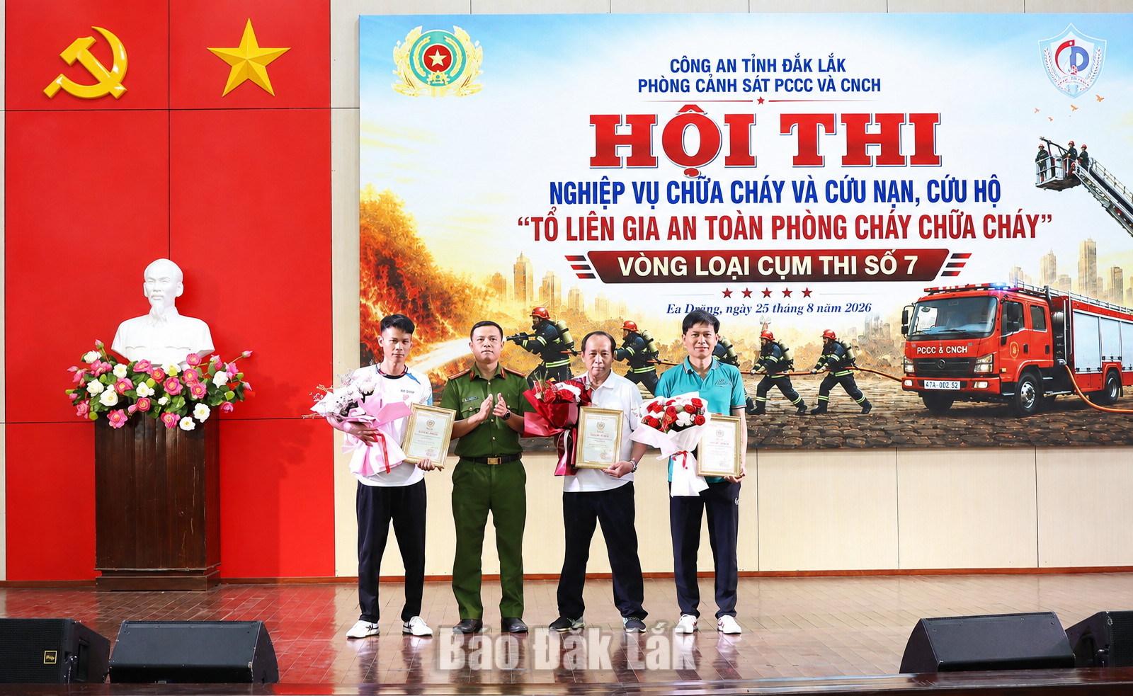 Ban tổ chức hội thi trao giải cho các đội đại thành tích xuất sắc.