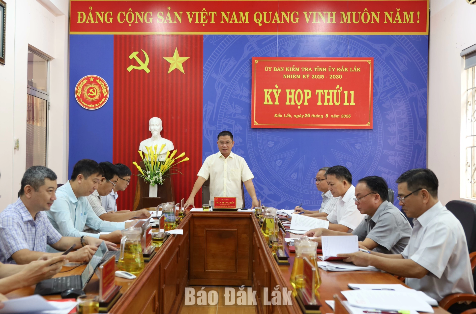 Đồng chí Trần Trung Hiển, Ủy viên Ban Thường vụ Tỉnh ủy, Chủ nhiệm UBKT Tỉnh ủy phát biểu tại kỳ họp. Ảnh: L. Thành