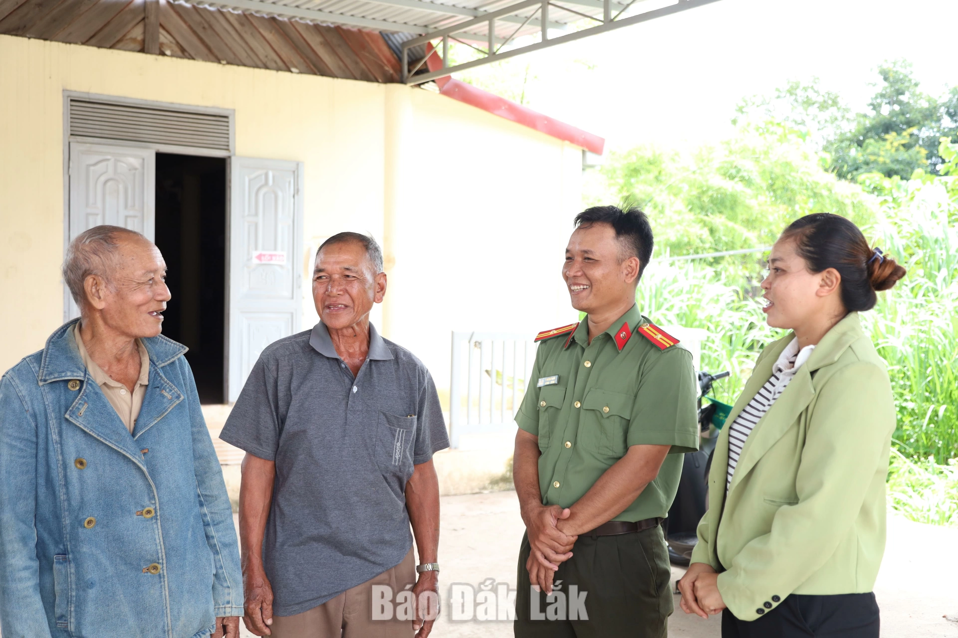 Kỷ cương từ hương ước, đồng thuận từ hòa giải 1 Già làng buôn Tul A, Y Khơl Aroh (thứ hai từ trái sang) trò chuyện với công an và cán bộ buôn Tul A.
