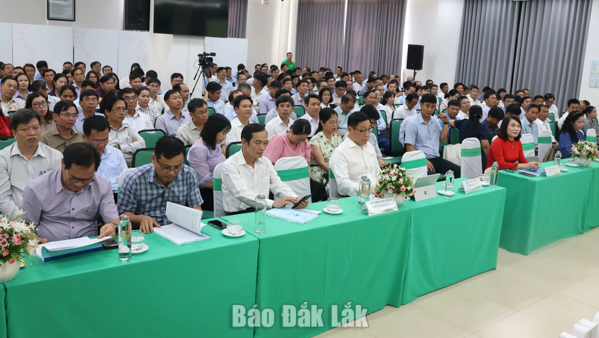 Đại diện lãnh đạo các cơ sở giáo dục phổ thông tham gia hội nghị nâng cao chất lượng giáo dục đại trà do Sở GD&ĐT tổ chức.