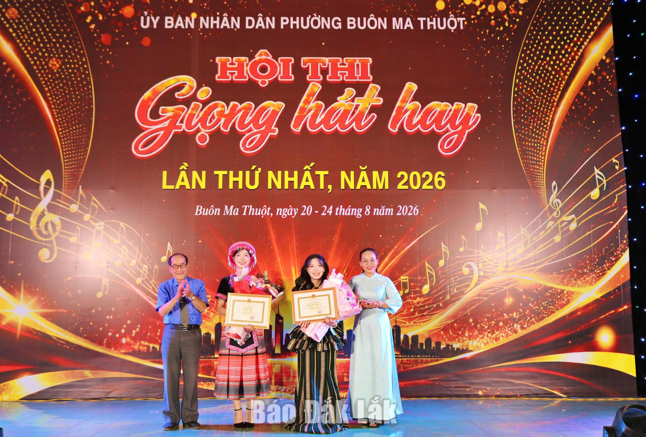Phường Buôn Ma Thuột trao giải Hội thi Giọng hát hay lần thứ nhất 3 Thí sinh Nguyễn Thị Trường Vy và thí sinh H Uyên Byă nhận giải Nhì hội thi.