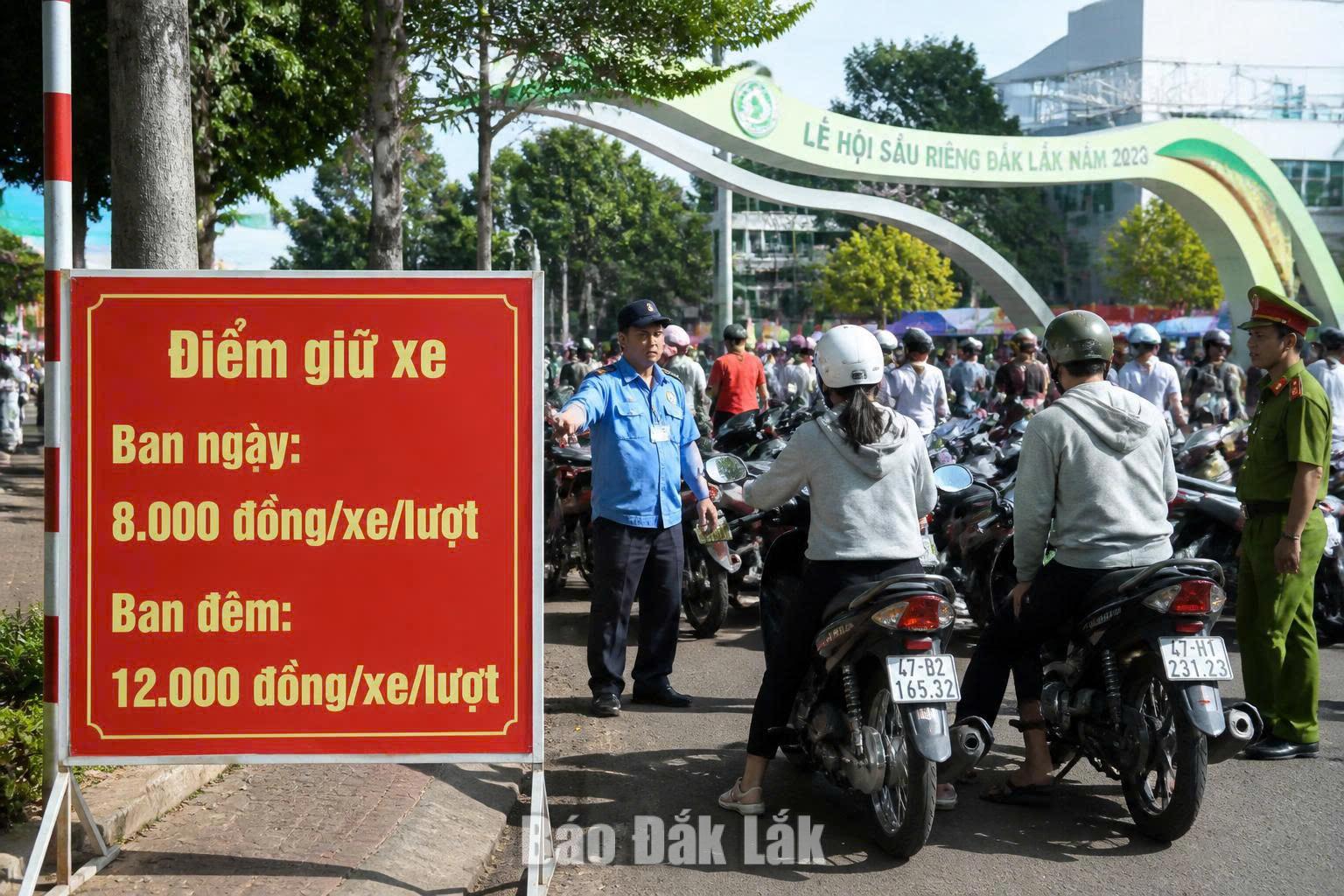 Phường Buôn Ma Thuột lập đường dây nóng, tăng cường kiểm tra các điểm giữ xe tại Lễ hội Sầu riêng 1 Các điểm trông giữ xe phải có biển hiệu, niêm yết công khai mức giá và thực hiện đúng quy định trong quá trình tiếp nhận, bảo quản phương tiện.