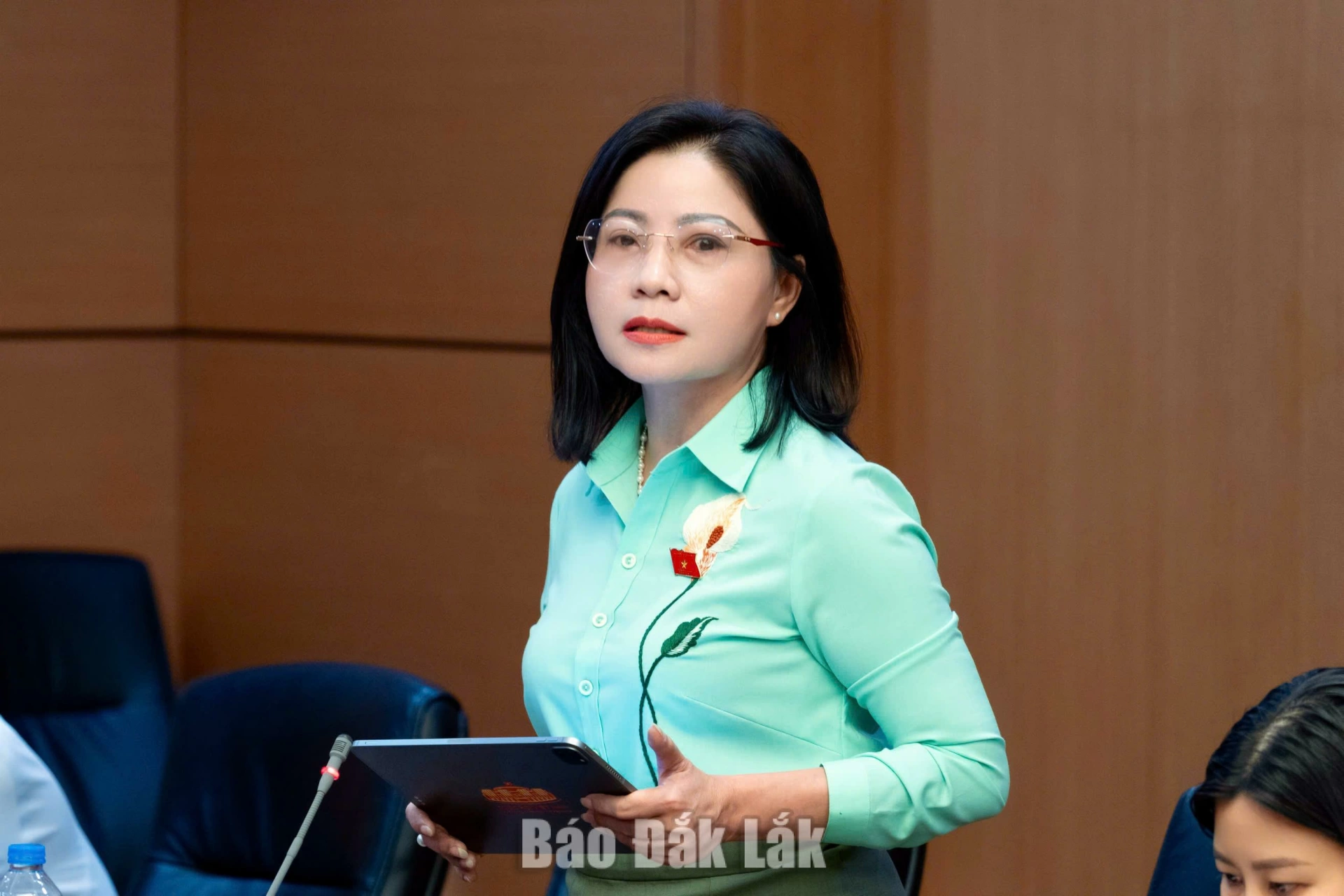 Đại biểu Nguyễn Thị Thu Nguyệt, Phó Trưởng đoàn ĐBQH tỉnh Đắk Lắk phát biểu tại phiên thảo luận tổ. Ảnh: Đoàn ĐBQH tỉnh cung cấp