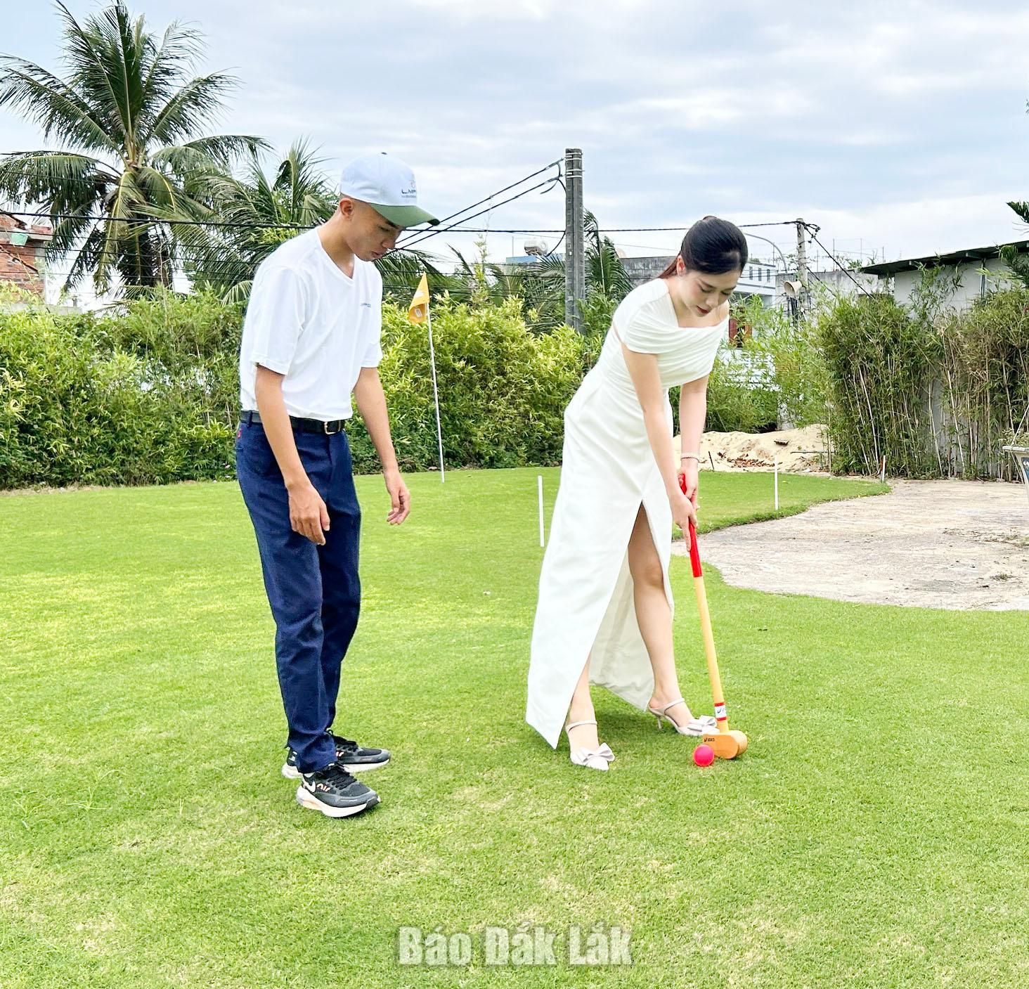 Rực rỡ mùa biển gọi 3 Hoa hậu Đại sứ Du lịch Việt Nam Đinh Thị Hoa đánh thử môn Park Golf.