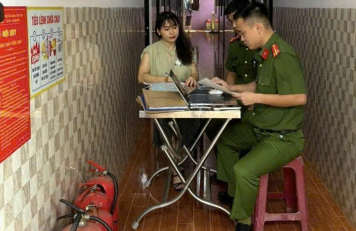 Đắk Lắk: Công an phường Buôn Ma Thuột tăng cường kiểm tra, xử lý vi phạm đối với các cơ sở kinh doanh có điều kiện về an ninh, trật tự 1 h4