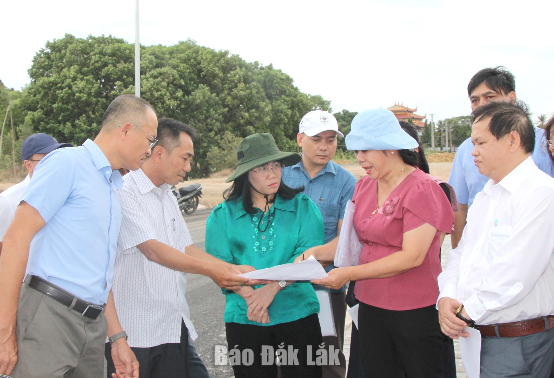 Phó Chủ tịch Thường trực UBND tỉnh Hồ Thị Nguyên Thảo kiểm tra tiến độ triển khai một khu tái định cư phục vụ dự án Tuyến đường bộ ven biển, đoạn kết nối huyện Tuy An - TP Tuy Hòa (giai đoạn 1).