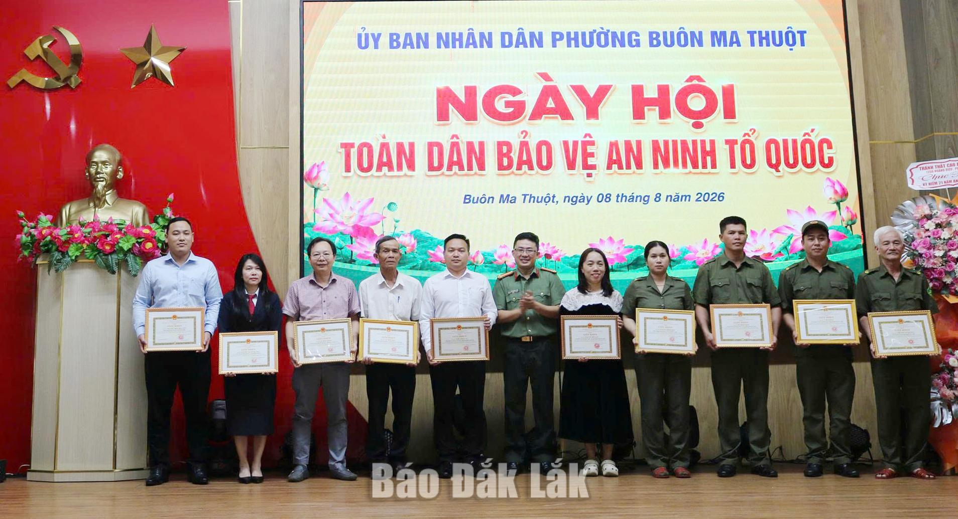 UBND phường Buôn Ma Thuột đã trao tặng giấy khen cho 7 tập thể và 22 cá nhân có thành tích xuất sắc trong phong trào toàn dân bảo vệ an ninh Tổ quốc