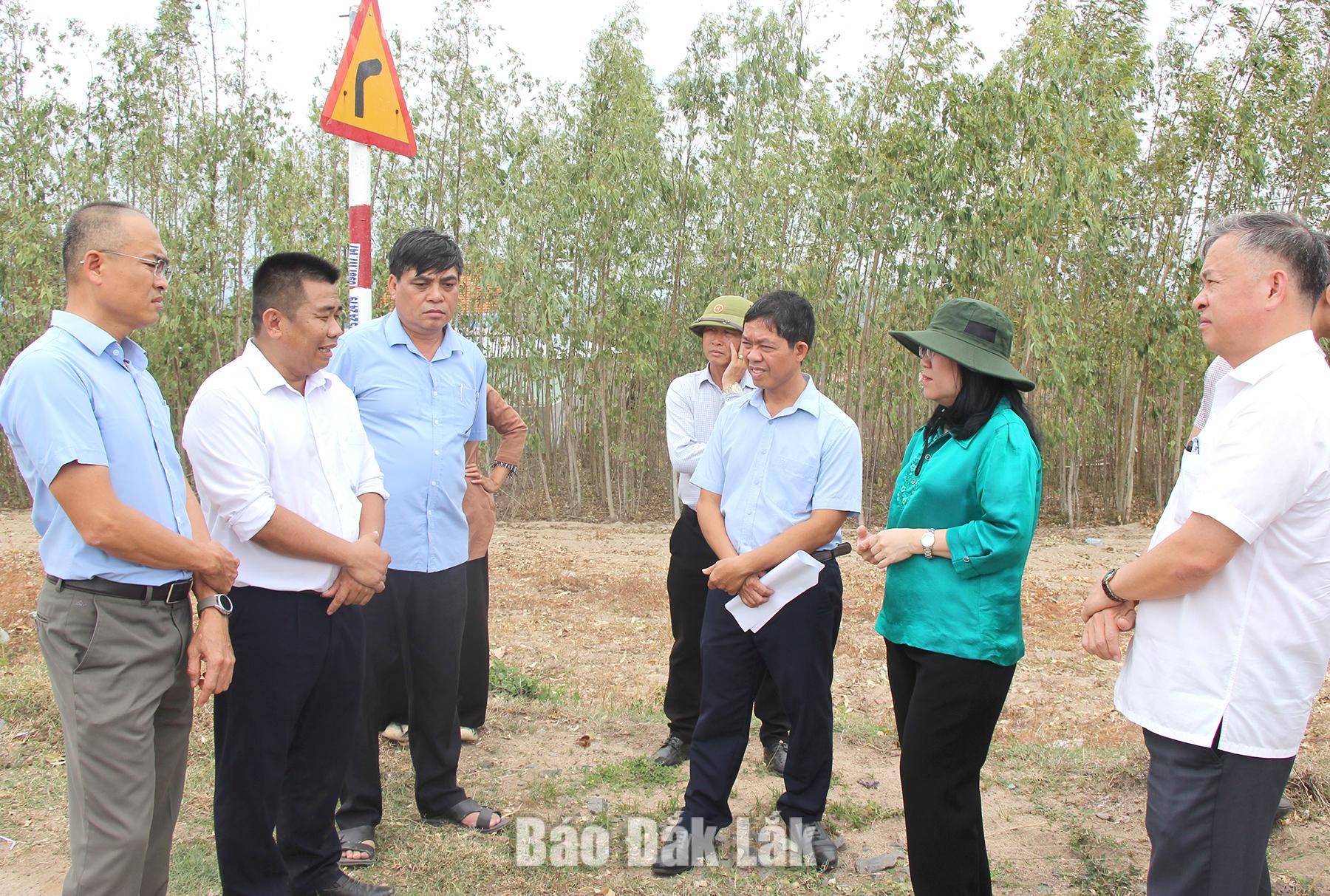 Phó Chủ tịch Thường trực UBND tỉnh Hồ Thị Nguyên Thảo kiểm tra tiến độ giải phóng mặt bằng ở xã Ô Loan.