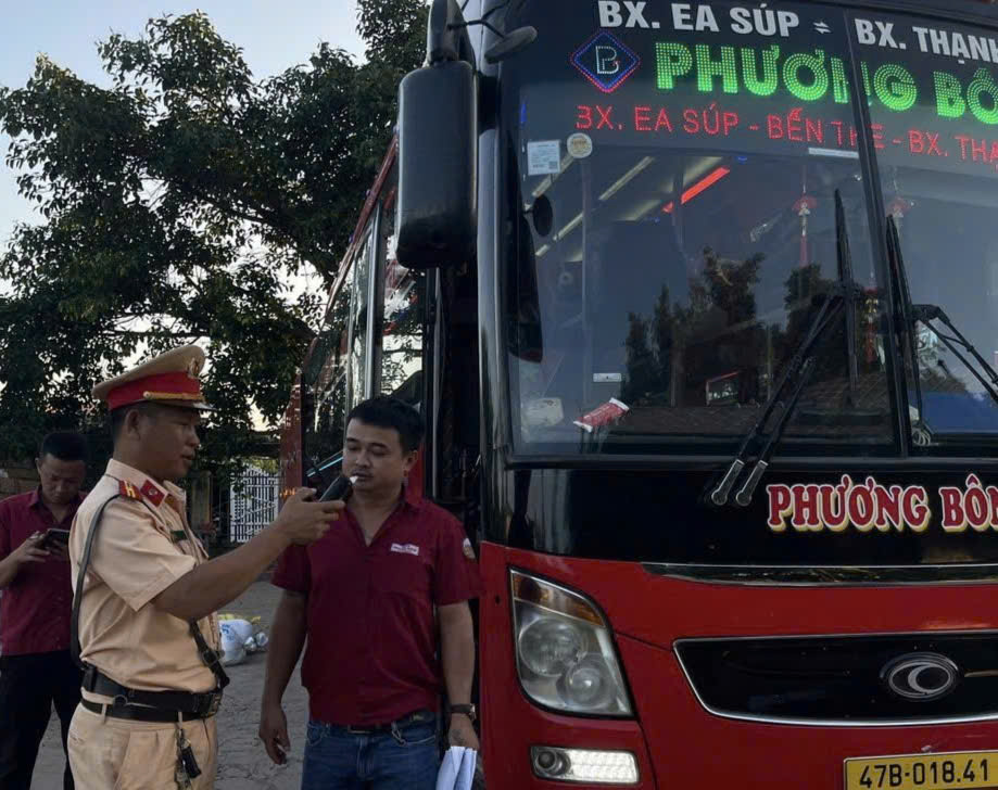 Đắk Lắk: CSGT tổ địa bàn Ea Súp kiểm tra xe ô tô khách và lái xe trước khi xuất bến 1 h7